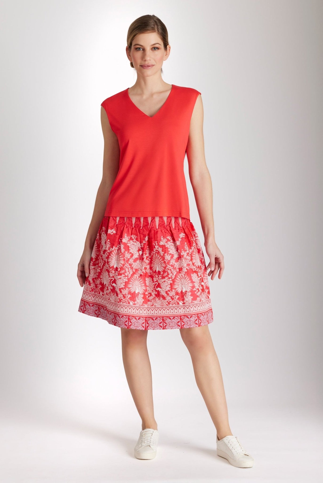 Schmales, ärmelloses Shirt CIVANUA mit V-Ausschnitt in Rot