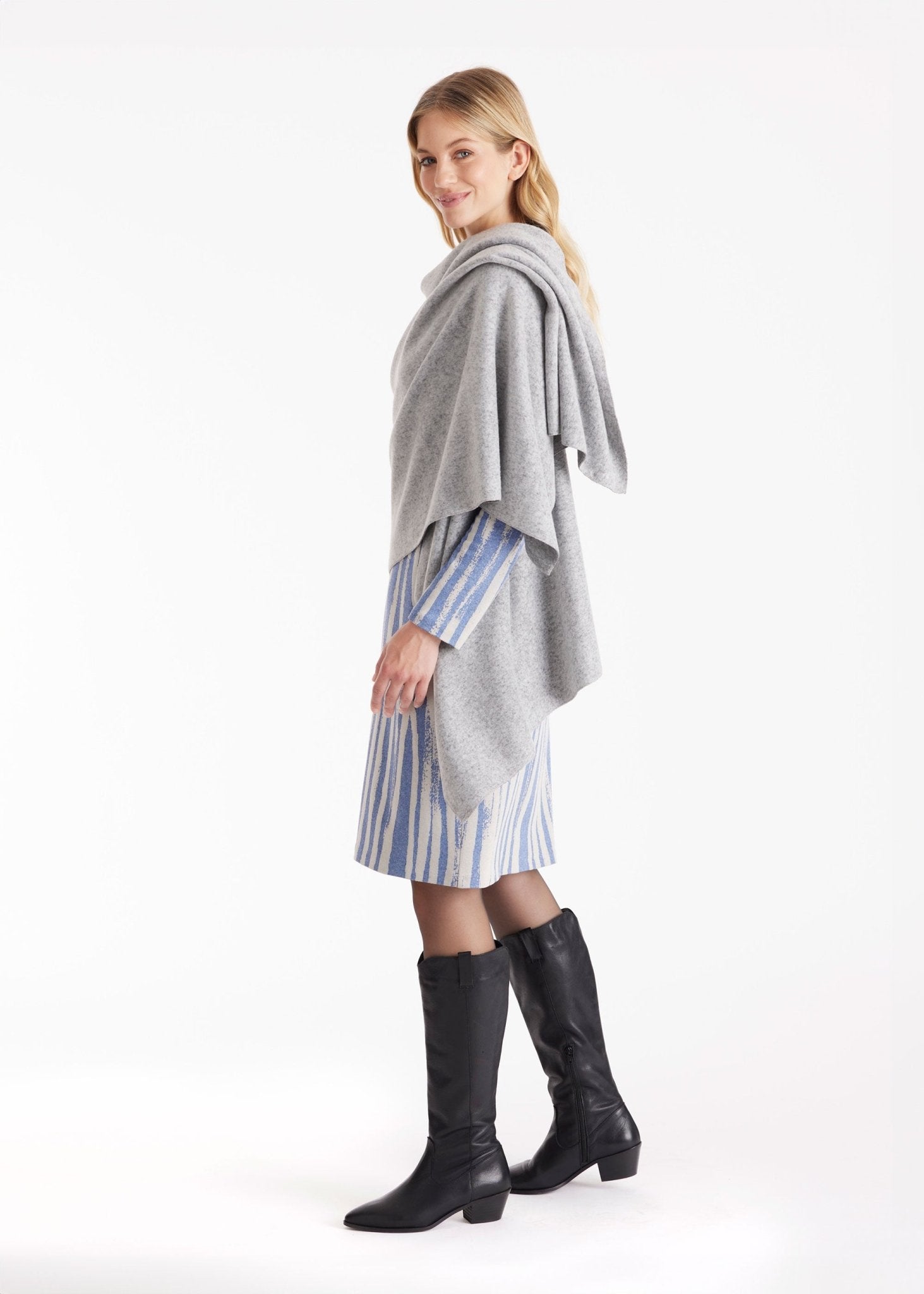 Stola SUSTOLA in Hellgrau