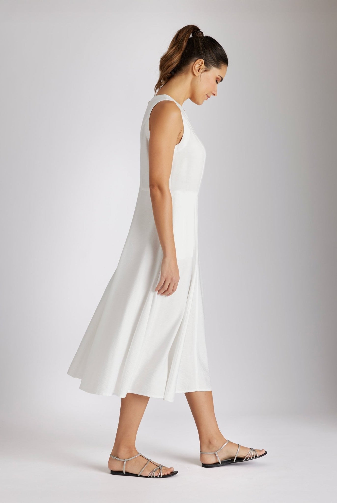 Ärmelloses Midi-Kleid NOWINA mit Rundhalsausschnitt und weitem Rock in Weiß