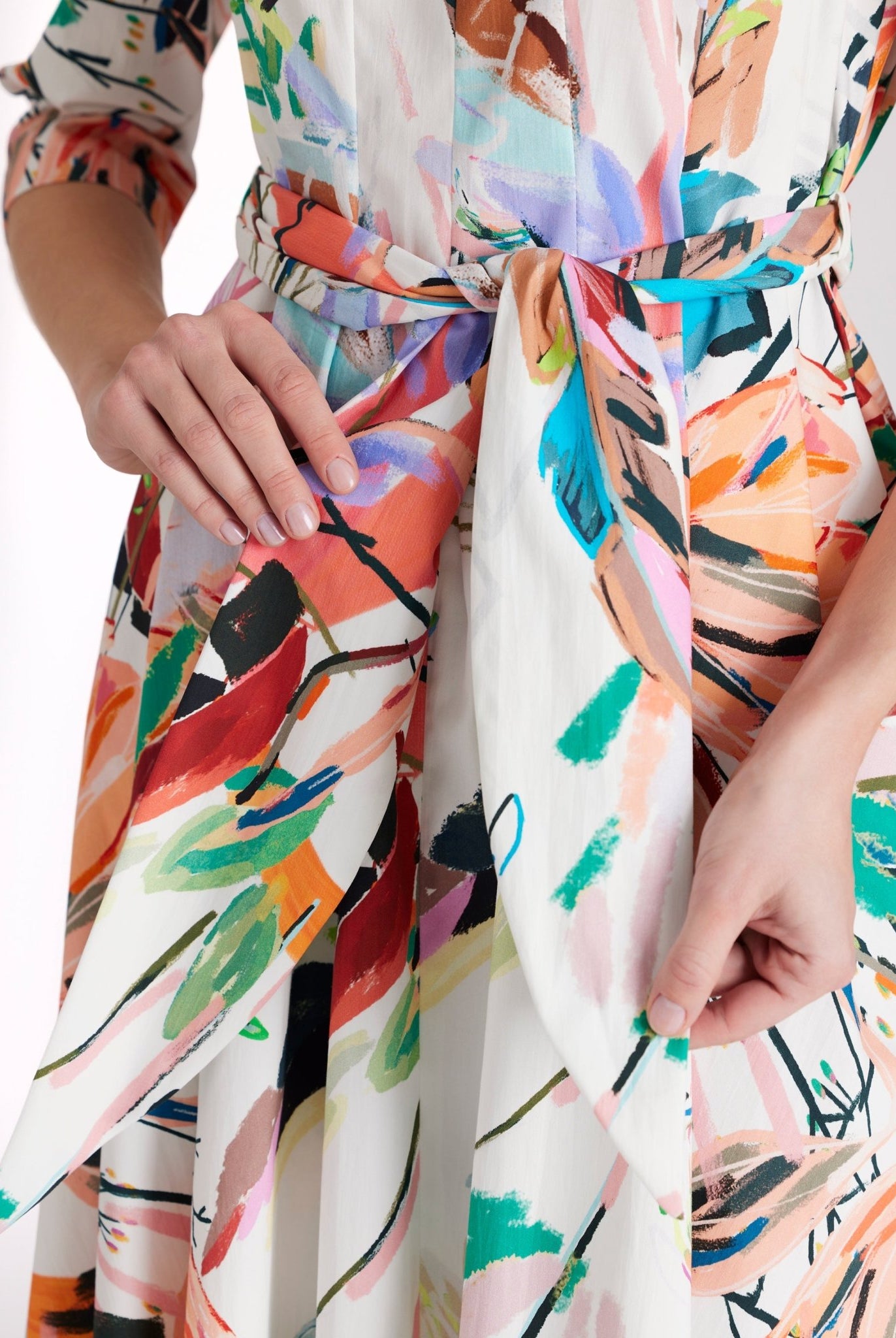 Ärmelloses Midi-Kleid DEMONA mit Rundhalsausschnitt, taillierter Form und floralem Print