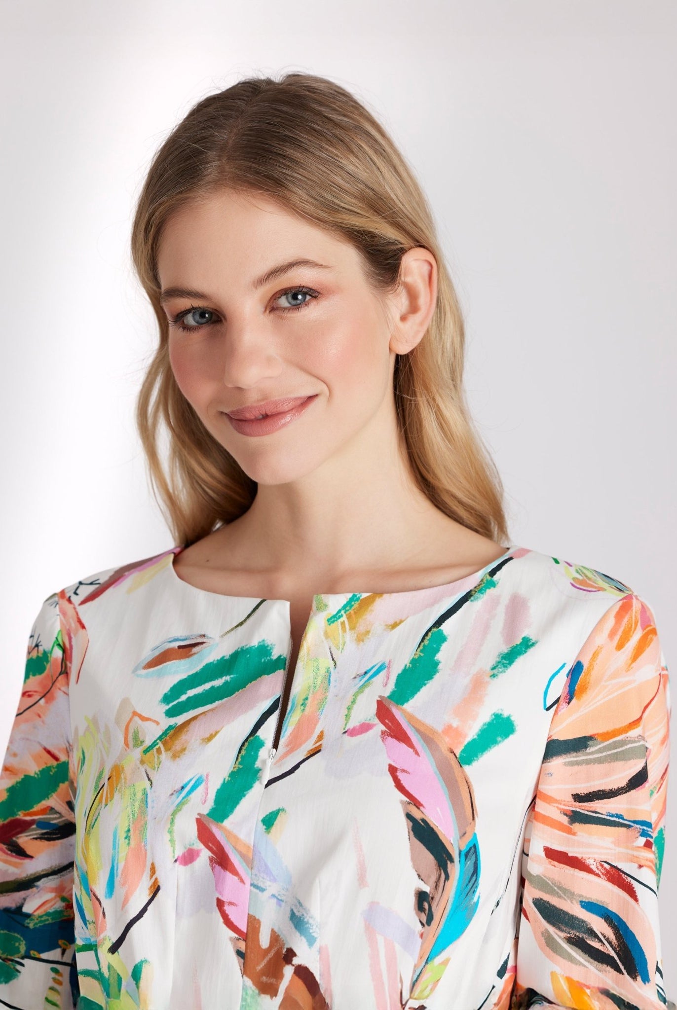 Ärmelloses Midi-Kleid DEMONA mit Rundhalsausschnitt, taillierter Form und floralem Print