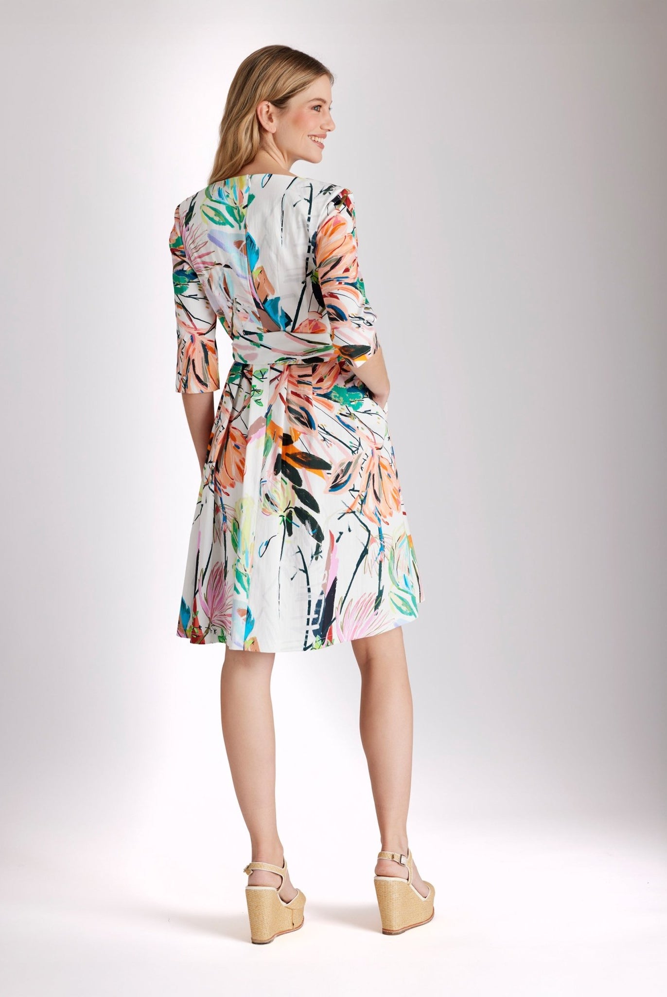 Ärmelloses Midi-Kleid DEMONA mit Rundhalsausschnitt, taillierter Form und floralem Print