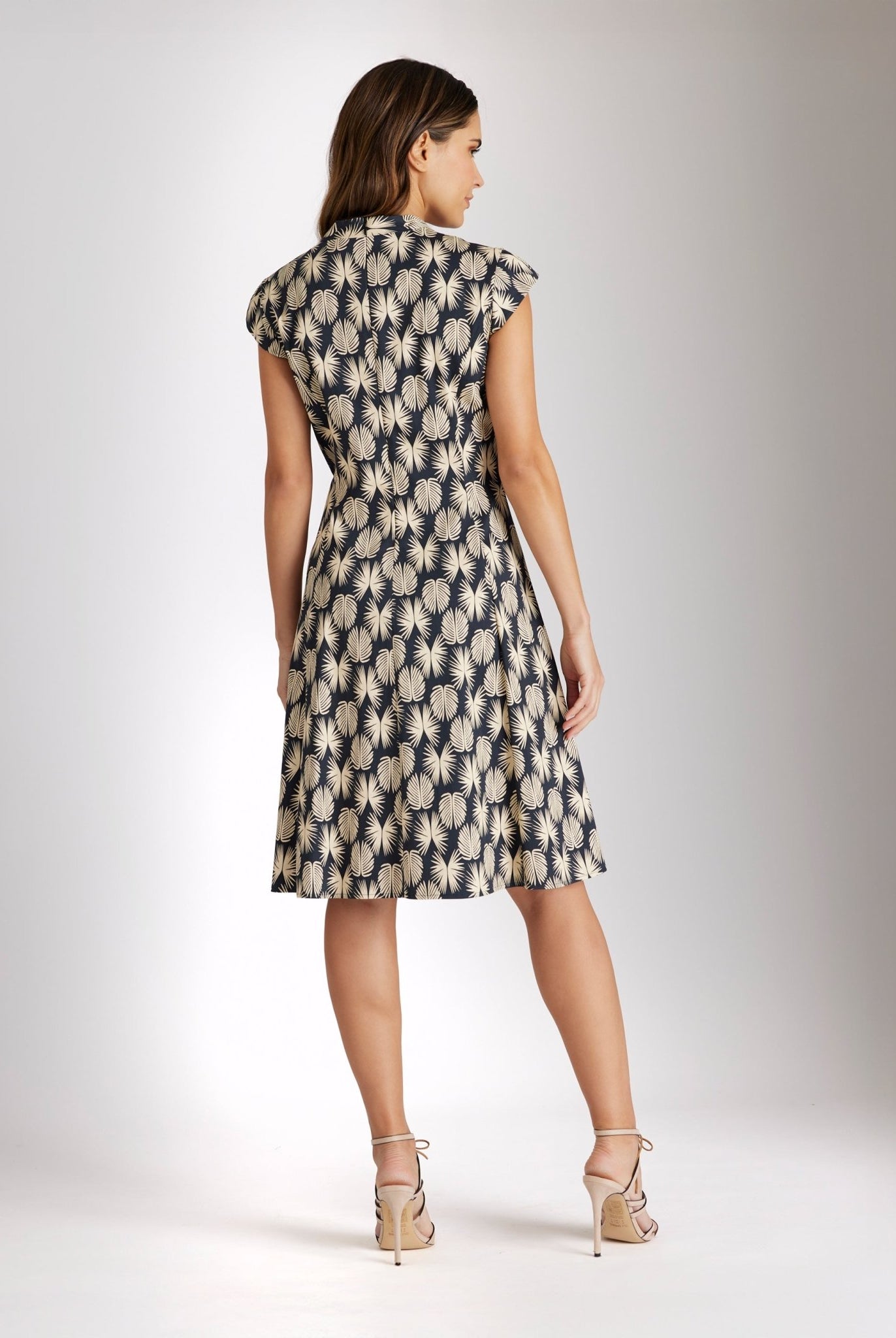 Knielanges Kleid DYVIA mit V-Ausschnitt, kurzen Ärmeln und Print mit taillierter Form in Schwarz und Weiß