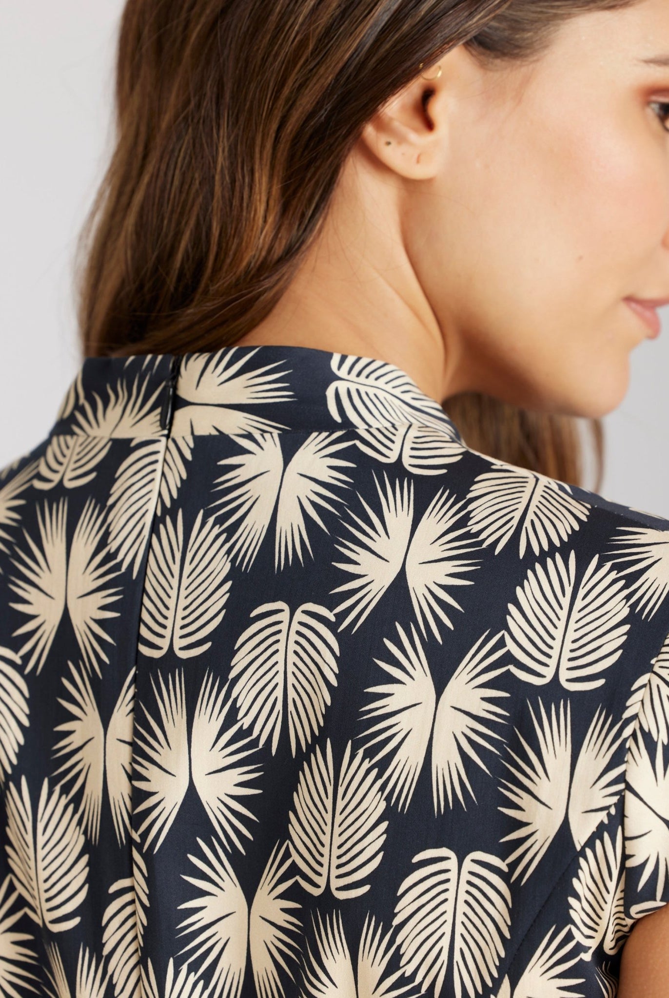 Knielanges Kleid DYVIA mit V-Ausschnitt, kurzen Ärmeln und Print mit taillierter Form in Schwarz und Weiß