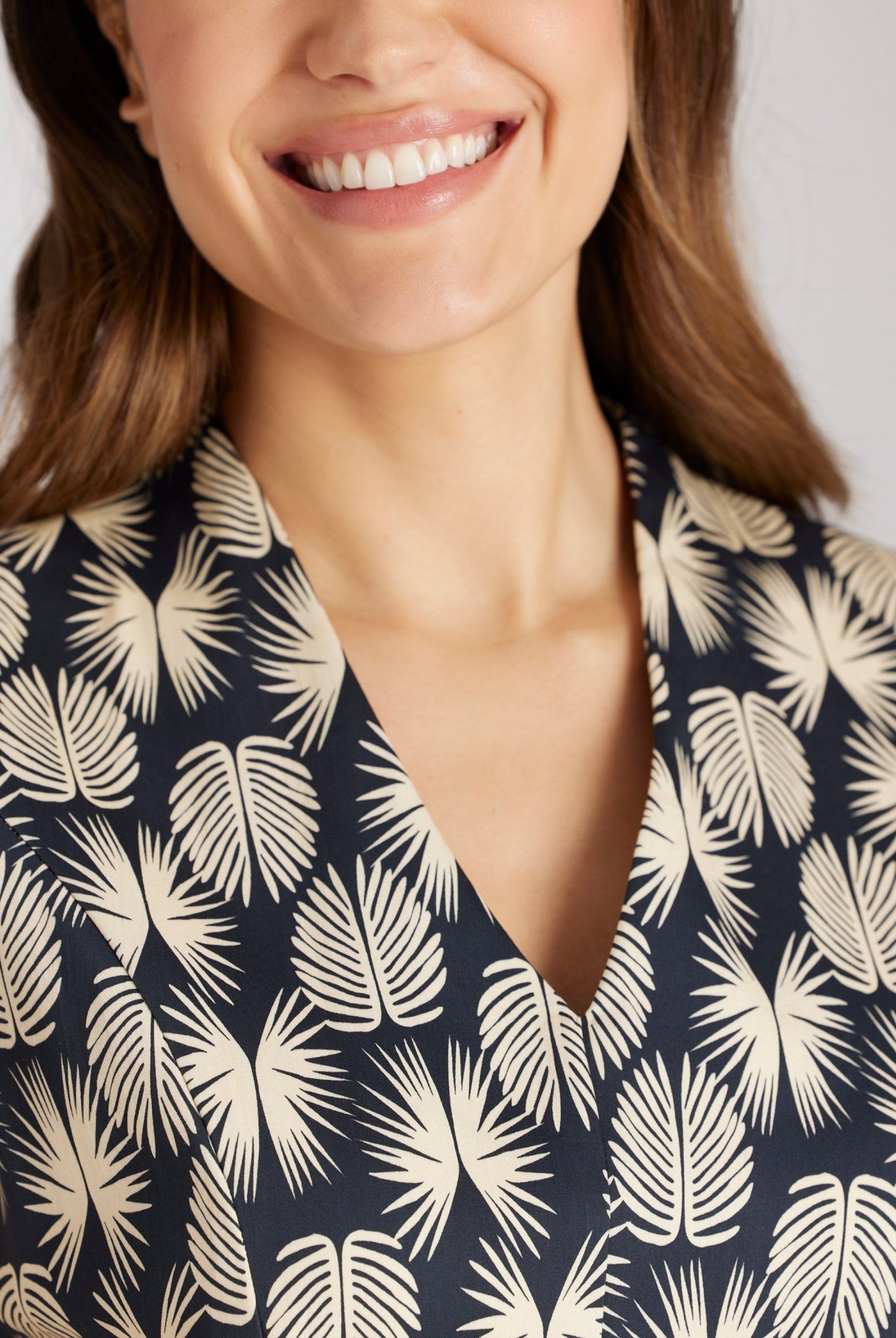 Knielanges Kleid DYVIA mit V-Ausschnitt, kurzen Ärmeln und Print mit taillierter Form in Schwarz und Weiß