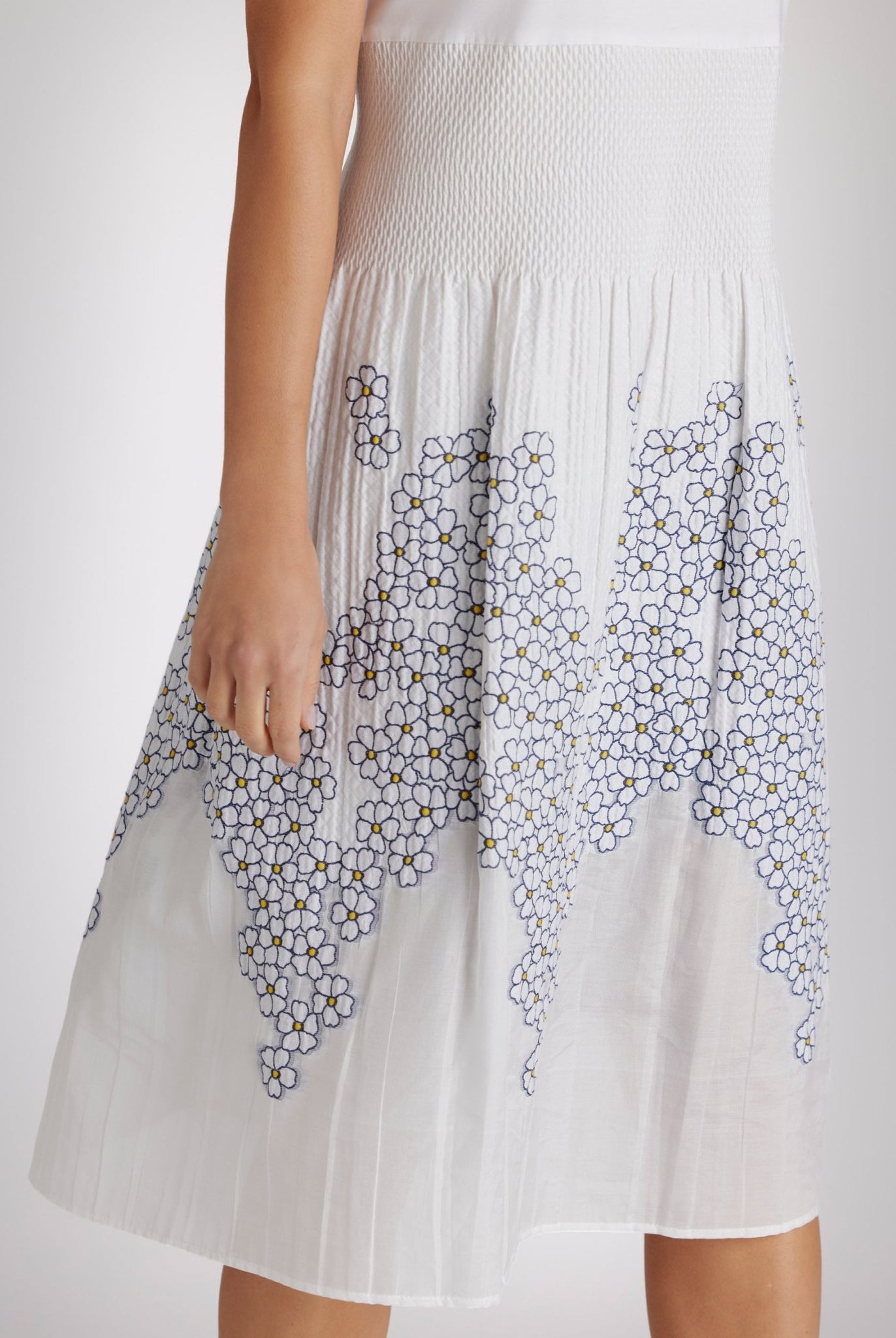 Tailliertes, knielanges Kleid LIMUK mit U-Boot-Ausschnitt und ohne Ärmel in Weiß mit Blumenmuster