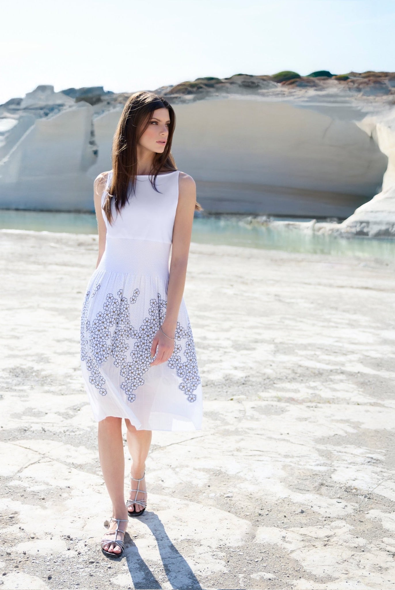 Tailliertes, knielanges Kleid LIMUK mit U-Boot-Ausschnitt und ohne Ärmel in Weiß mit Blumenmuster