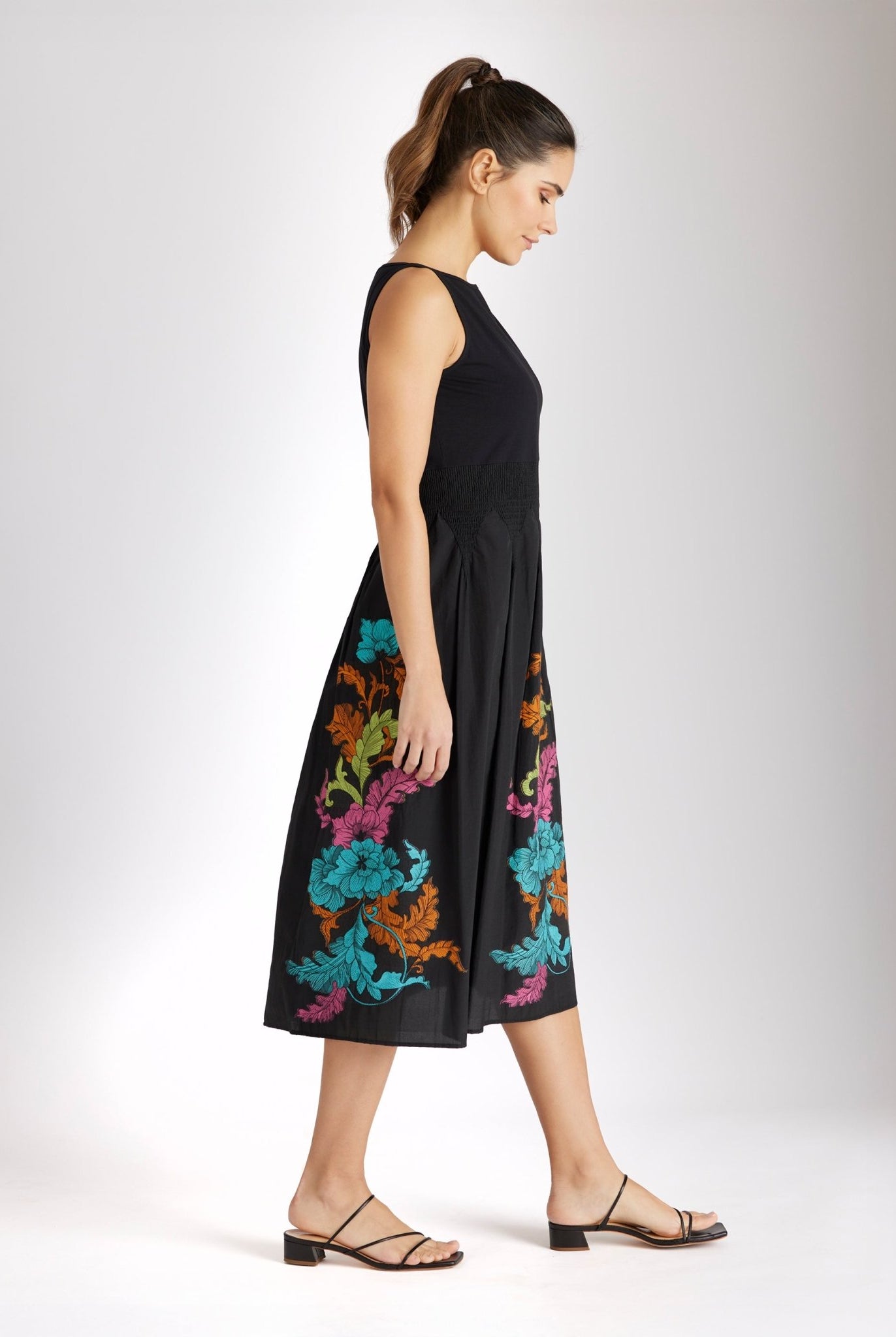 Tailliertes, wadenlanges Kleid LIMUKI mit U-Boot-Ausschnitt und ohne Ärmel in Schwarz mit floralem Muster