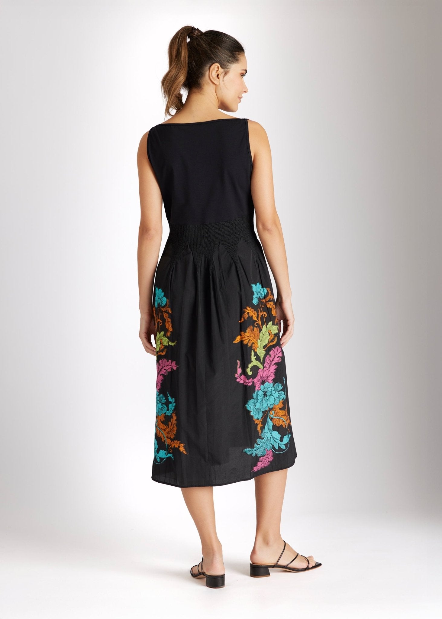 Tailliertes, wadenlanges Kleid LIMUKI mit U-Boot-Ausschnitt und ohne Ärmel in Schwarz mit floralem Muster