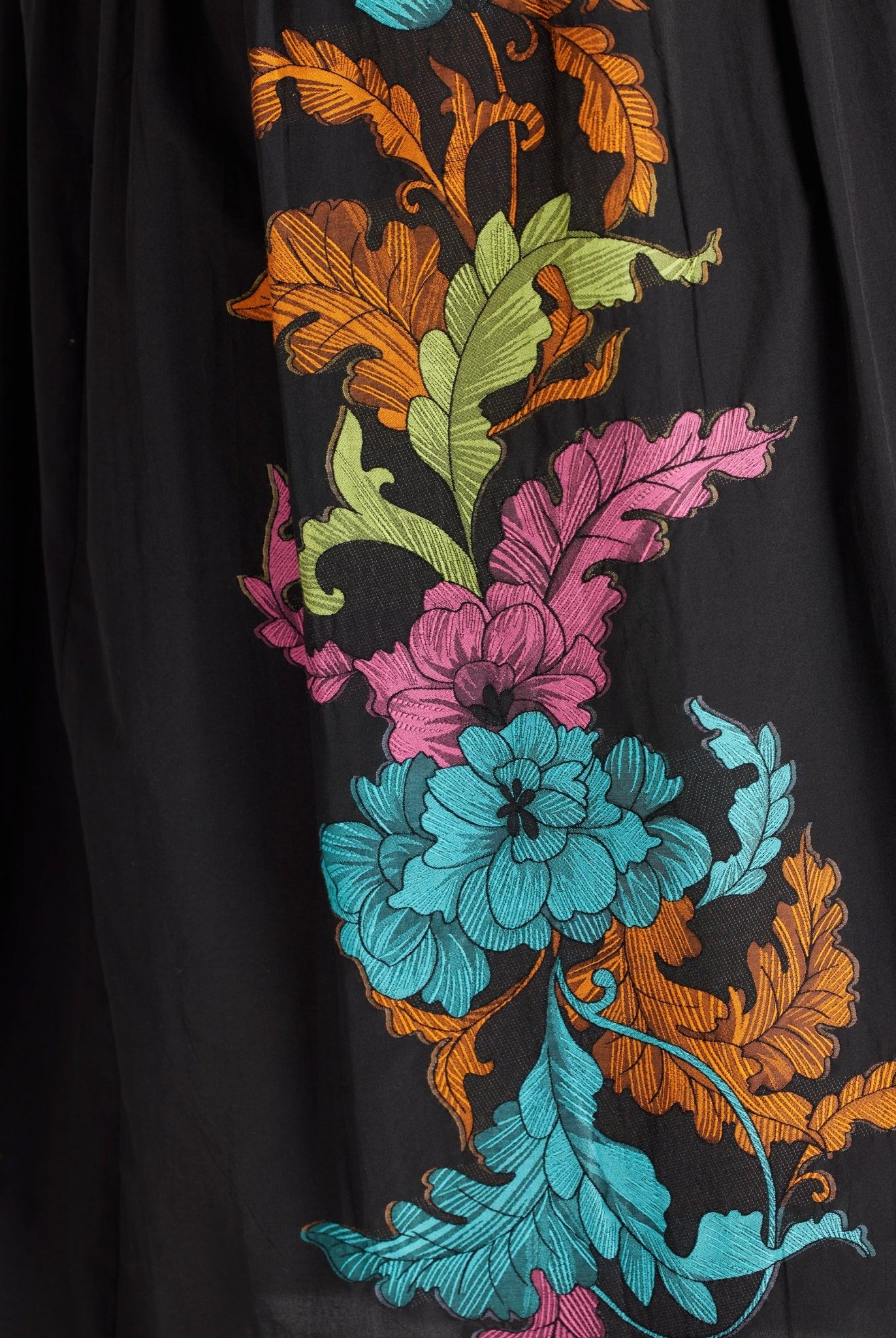 Tailliertes, wadenlanges Kleid LIMUKI mit U-Boot-Ausschnitt und ohne Ärmel in Schwarz mit floralem Muster