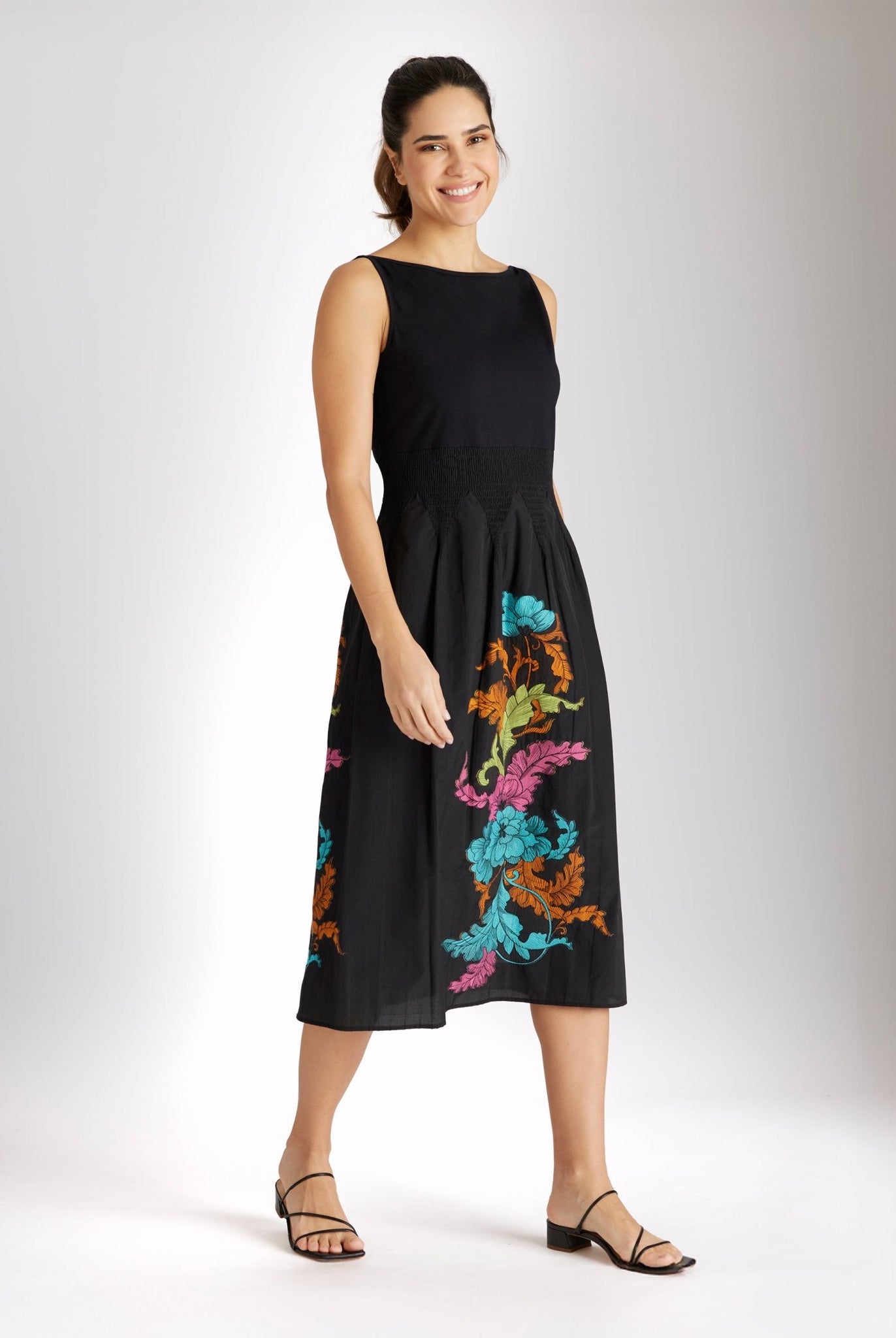 Tailliertes, wadenlanges Kleid LIMUKI mit U-Boot-Ausschnitt und ohne Ärmel in Schwarz mit floralem Muster