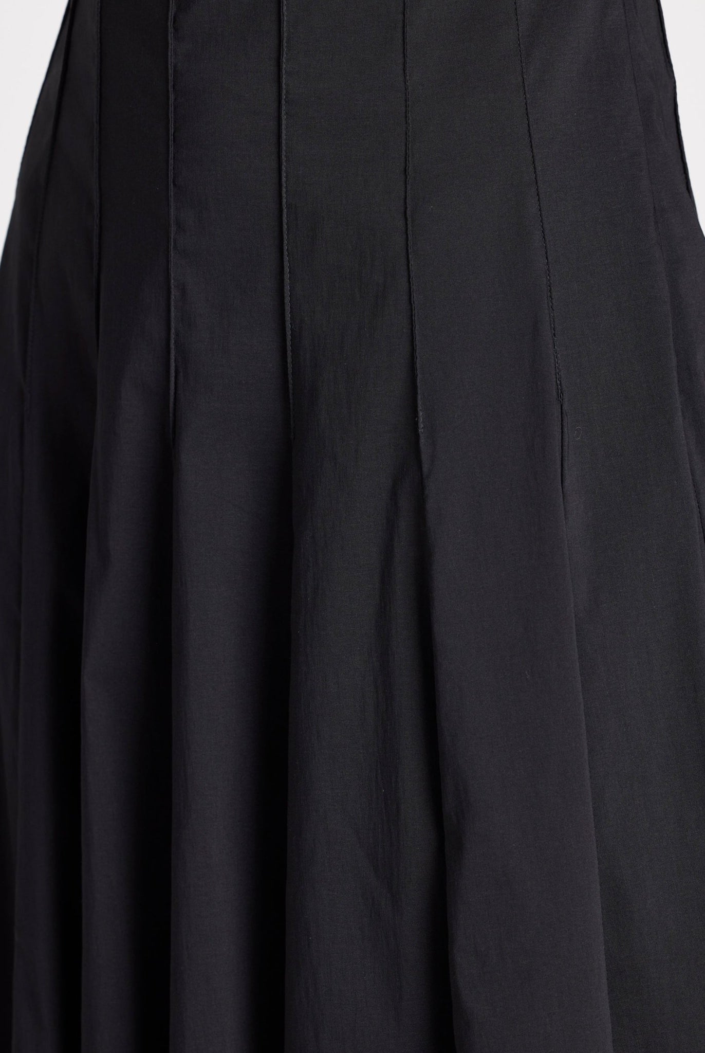 Knielanges, ärmelloses Kleid Mexico mit Biesen und tailliertem Schnitt in Schwarz