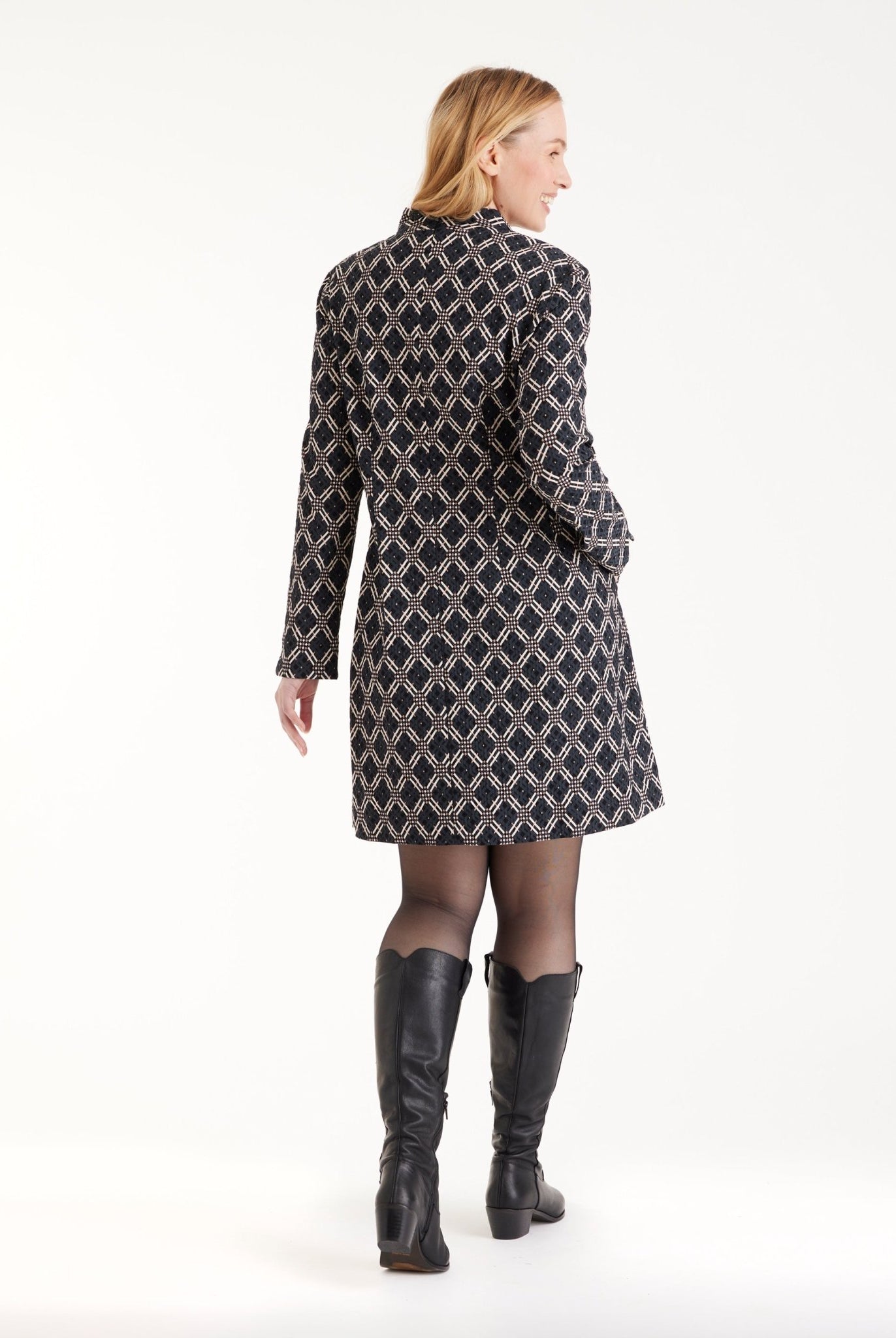 Tunika ELONYA mit V-Ausschnitt, langen Armen und geometrischem Muster in Schwarz und Weiß