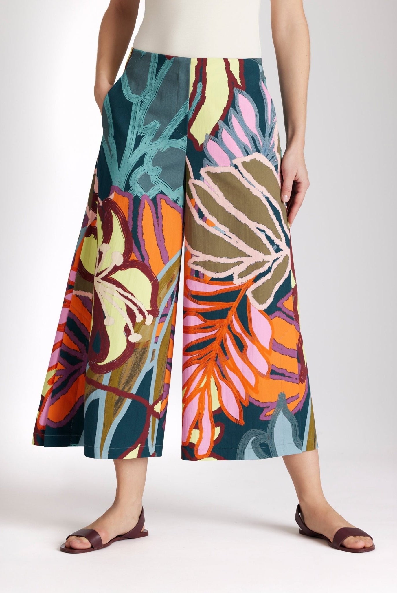 Culotte DUKANA mit weitem Bein in 7/8-Länge und mehrfarbigem, floralem Print
