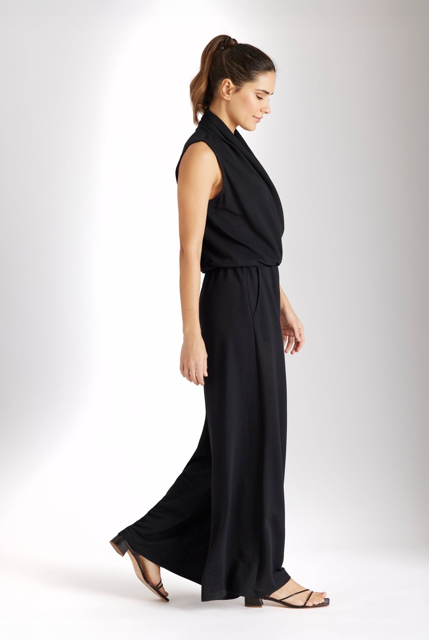 Ärmelloser Jumpsuit HAIFLY mit V-Ausschnitt und langem Bein in Schwarz