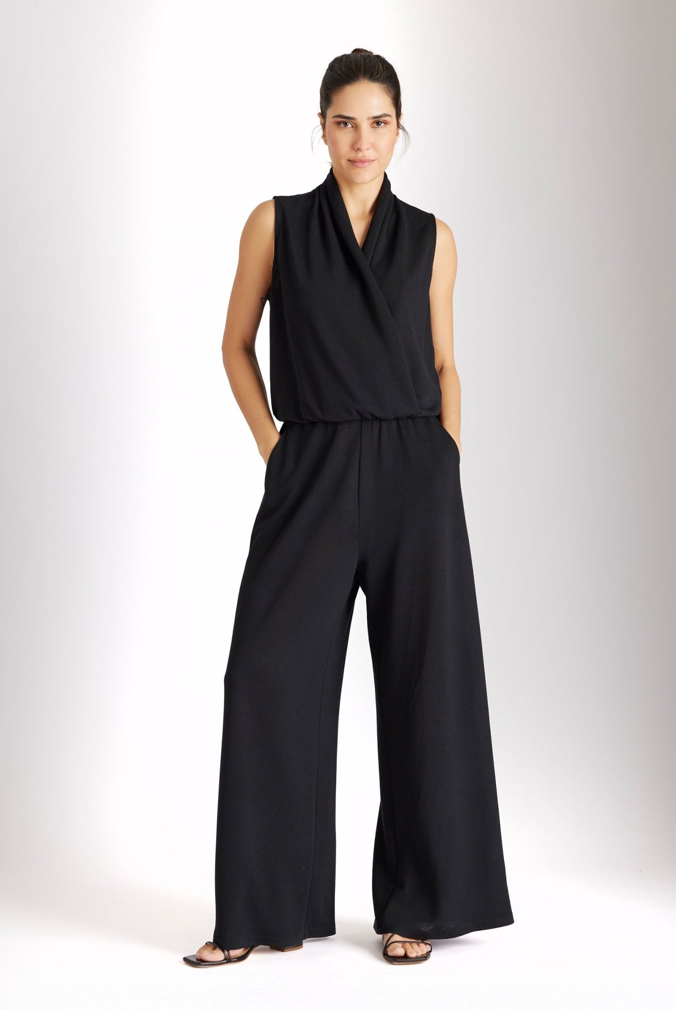 Ärmelloser Jumpsuit HAIFLY mit V-Ausschnitt und langem Bein in Schwarz