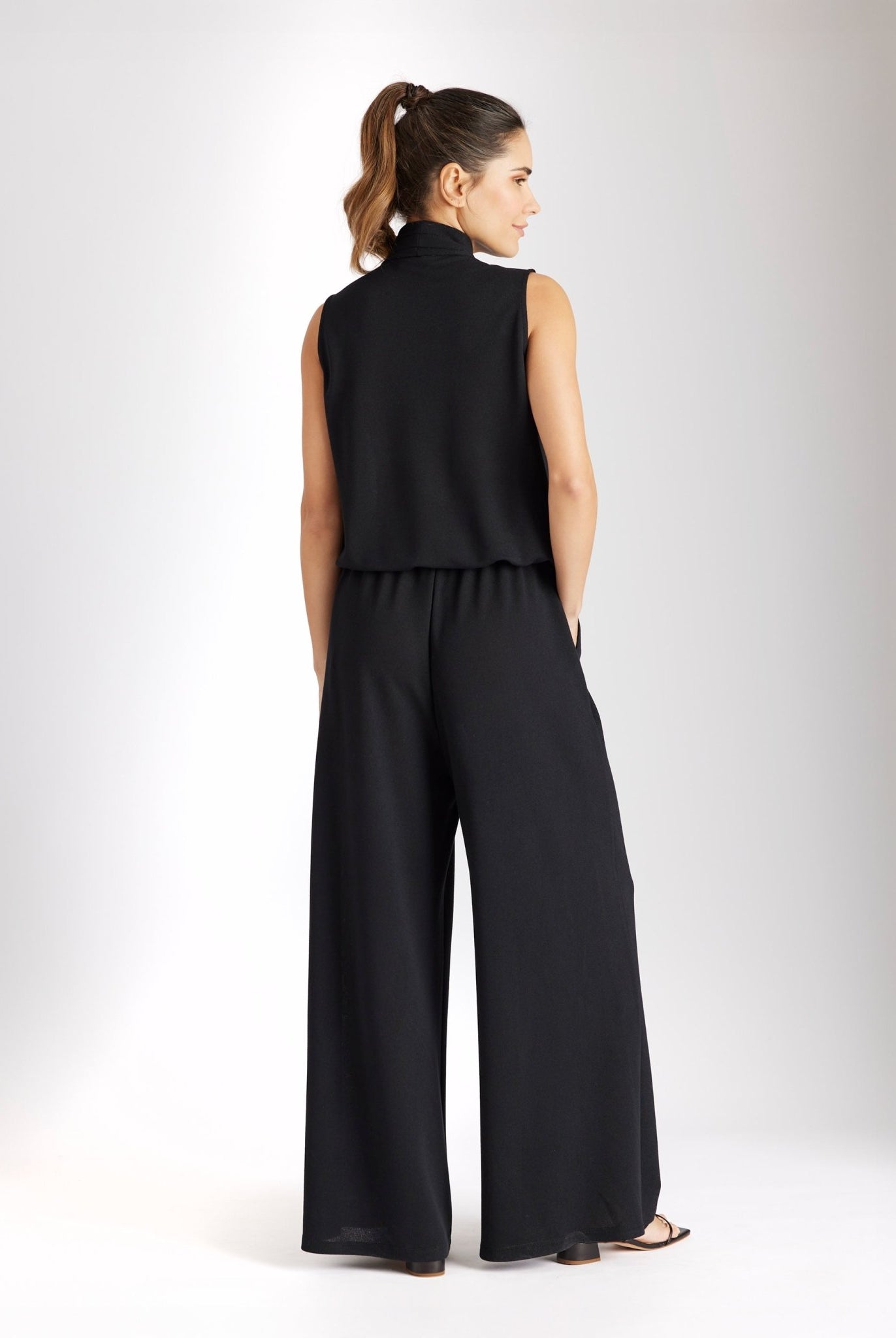 Ärmelloser Jumpsuit HAIFLY mit V-Ausschnitt und langem Bein in Schwarz