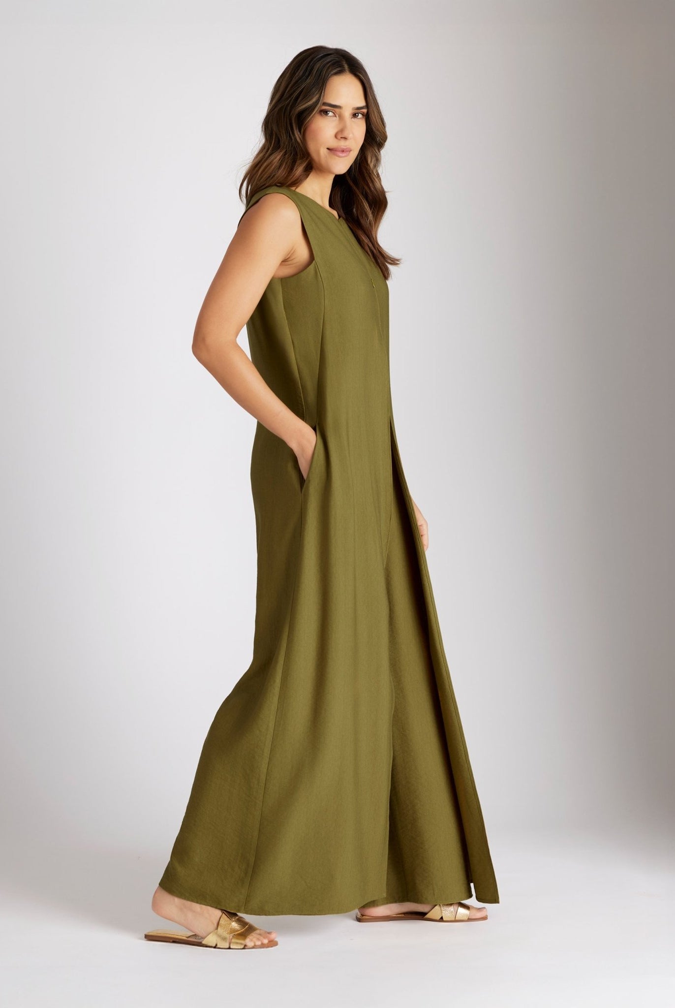 Ärmelloser Jumpsuit NUMSUI mit Rundhalsausschnitt, Faltendetail und Reißverschluss vorne in Grün