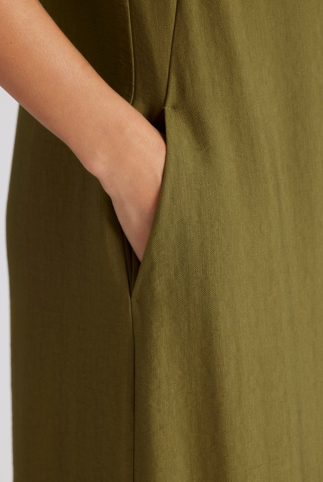 Ärmelloser Jumpsuit NUMSUI mit Rundhalsausschnitt, Faltendetail und Reißverschluss vorne in Grün