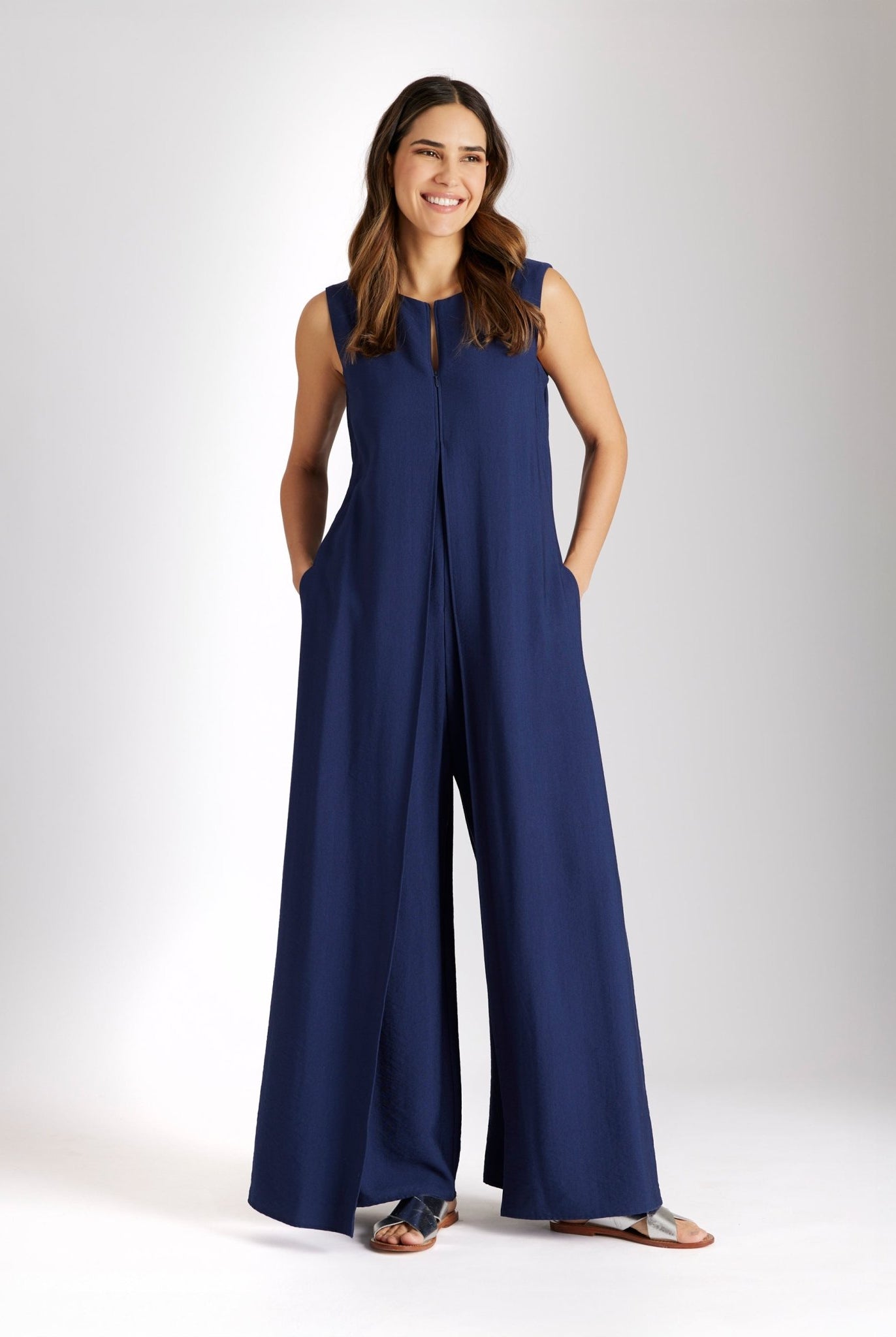 Ärmelloser Jumpsuit NUMSUI mit Rundhalsausschnitt, Faltendetail und Reißverschluss vorne in Dunkelblau