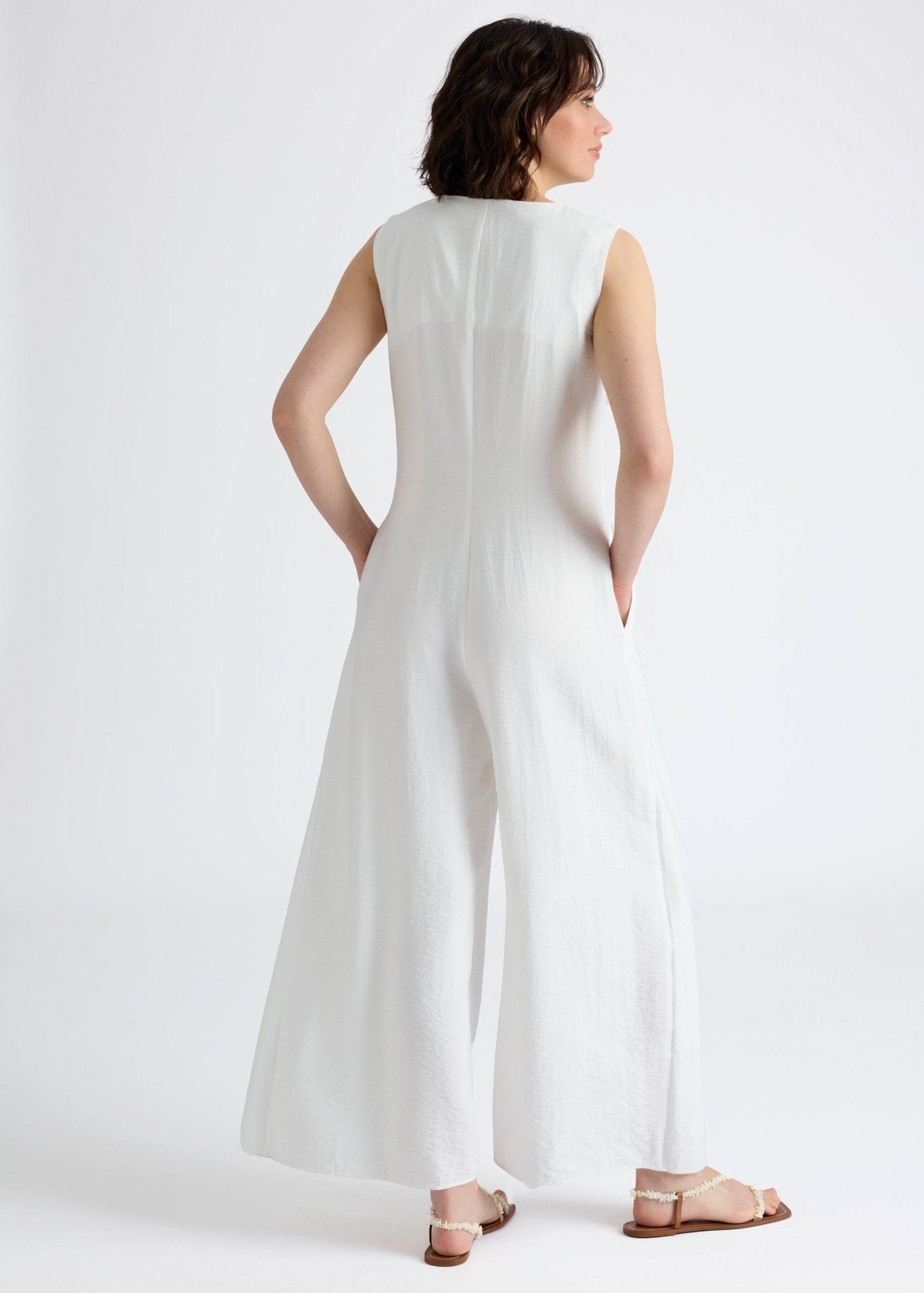 Ärmelloser Jumpsuit NUMSUI mit Rundhalsausschnitt, Faltendetail und Reißverschluss vorne in Weiß