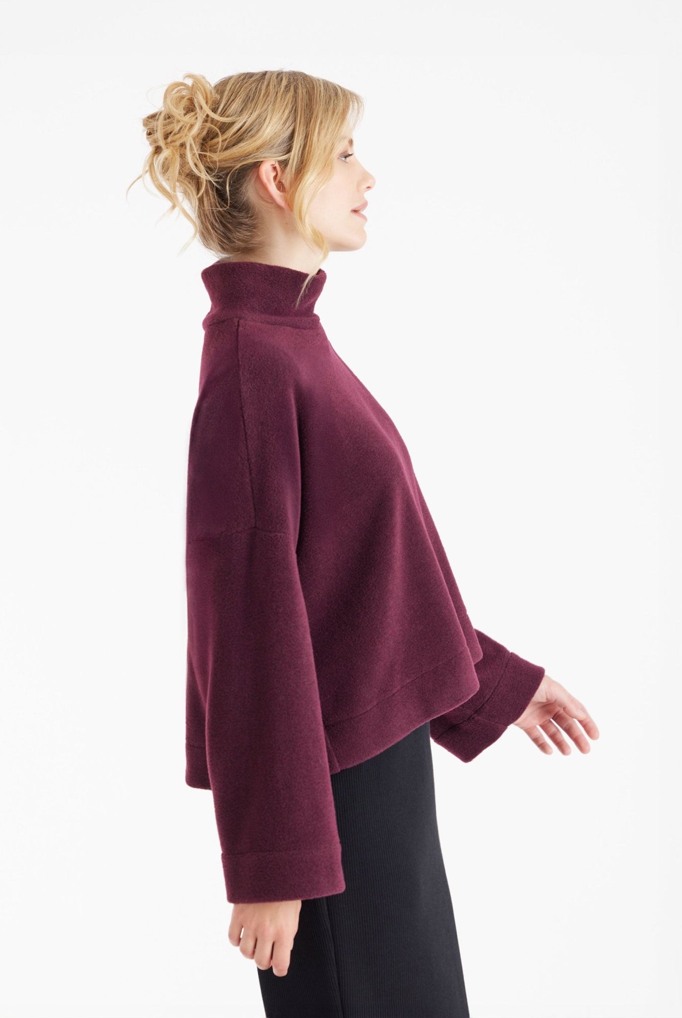 Weiter Pullover SUKATO mit Stehkragen und langen, weiten Armen in Dunkelrot