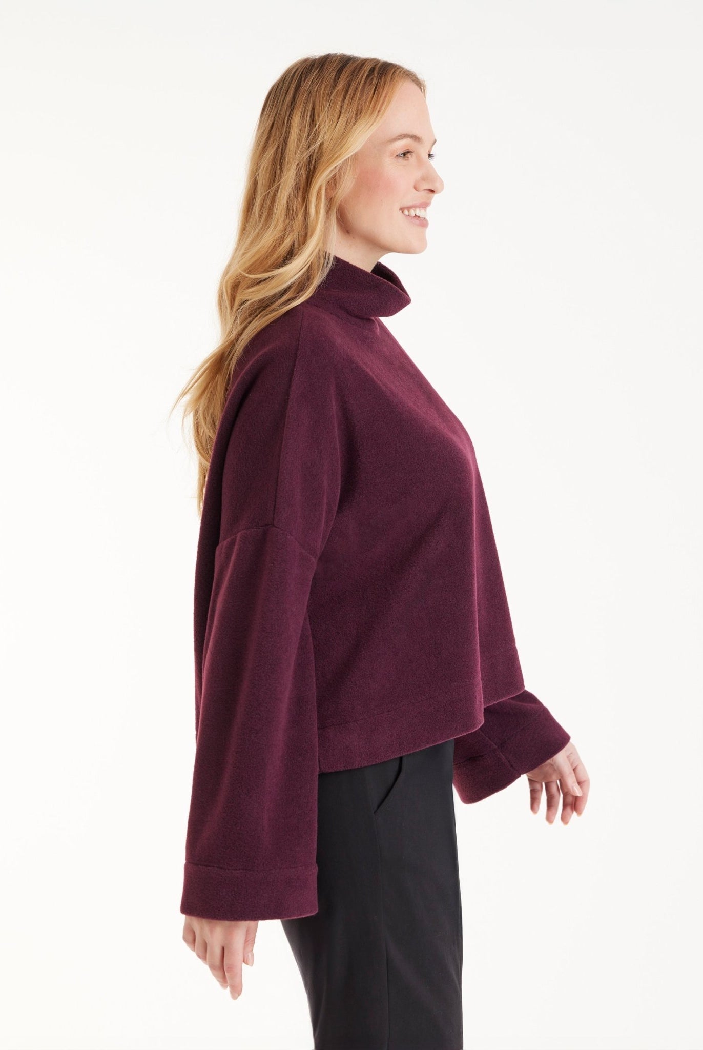 Weiter Pullover SUKATO mit Stehkragen und langen, weiten Armen in Dunkelrot