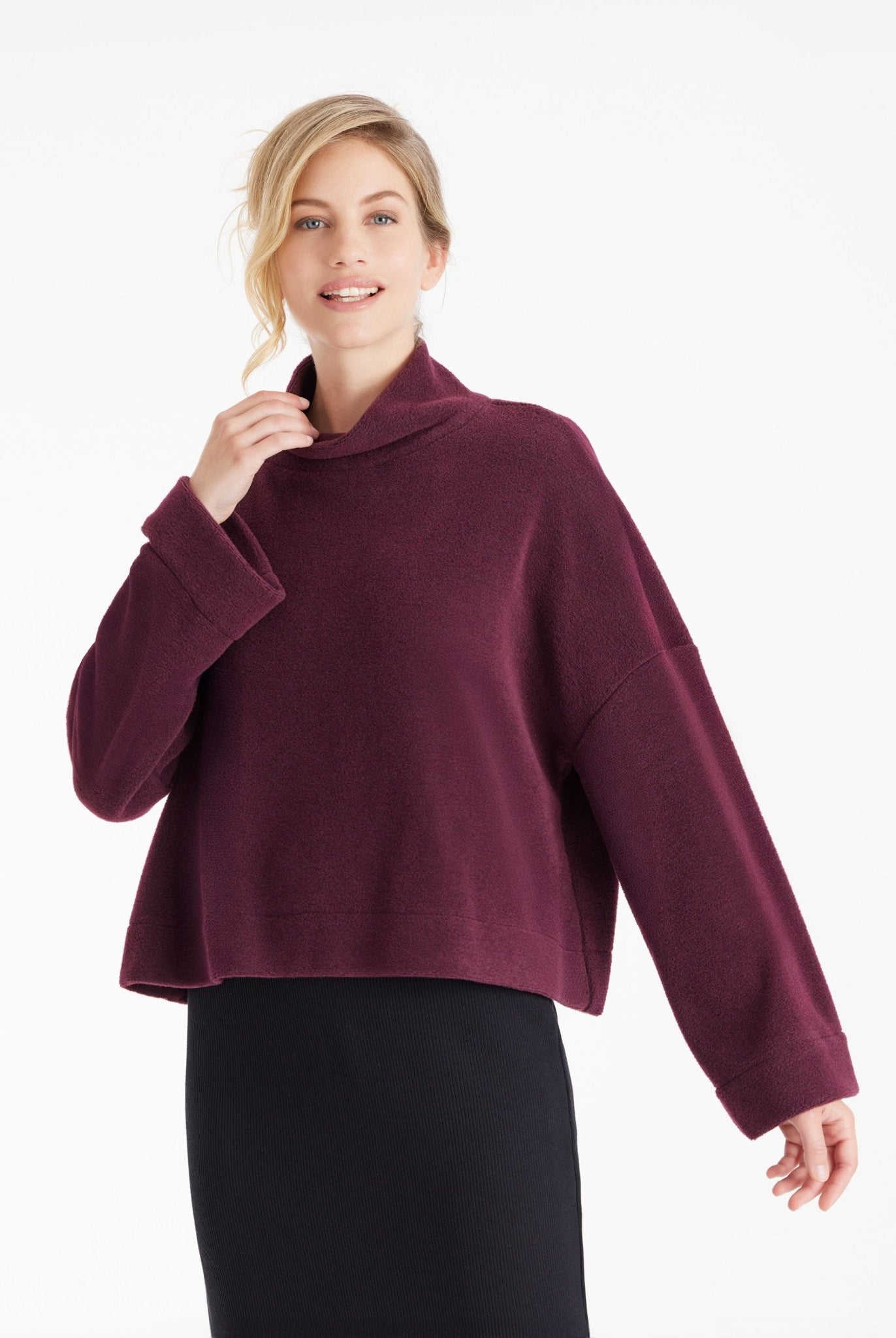 Weiter Pullover SUKATO mit Stehkragen und langen, weiten Armen in Dunkelrot