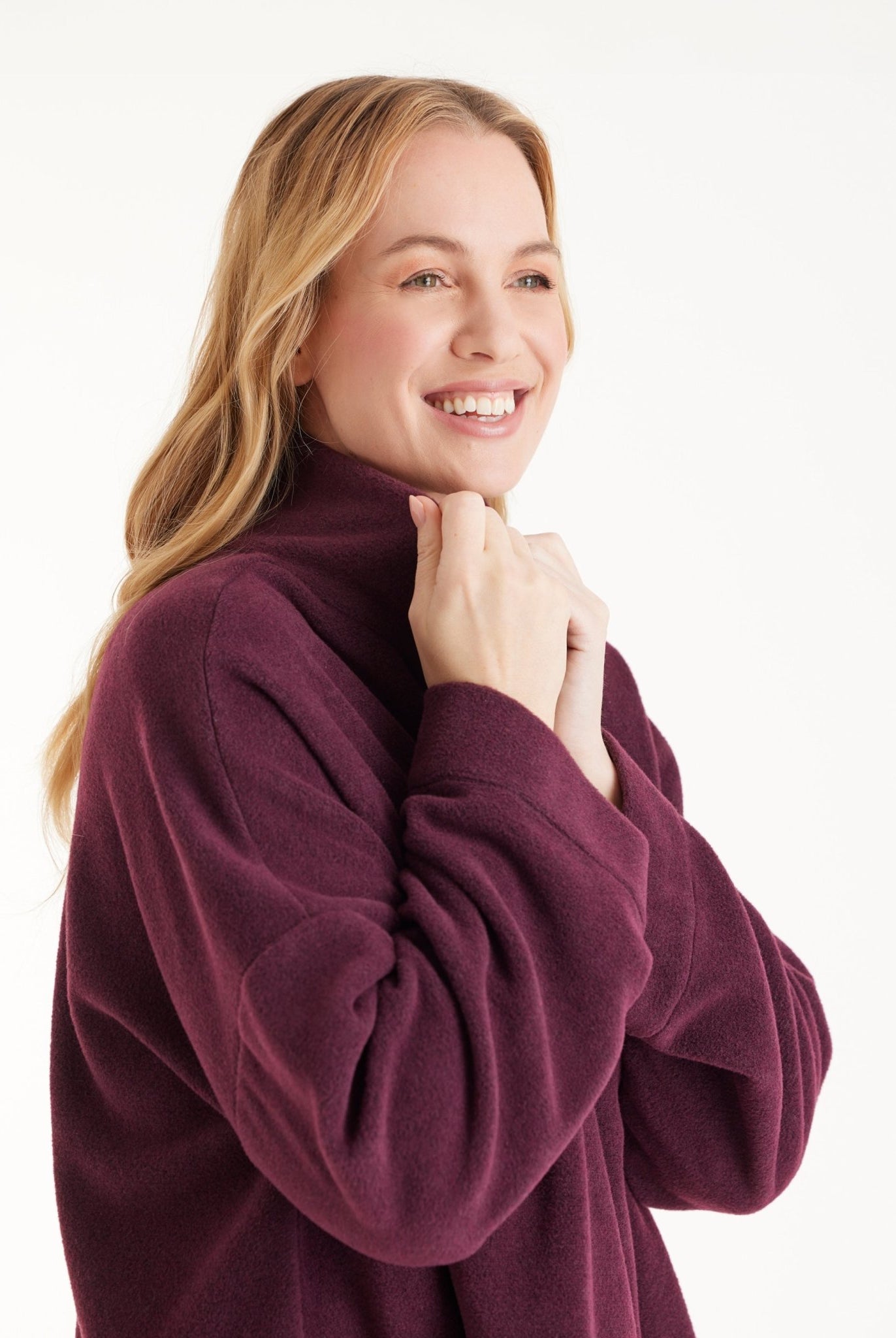 Weiter Pullover SUKATO mit Stehkragen und langen, weiten Armen in Dunkelrot