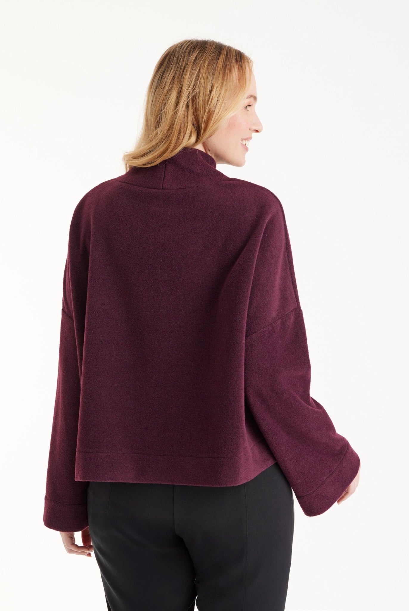 Weiter Pullover SUKATO mit Stehkragen und langen, weiten Armen in Dunkelrot