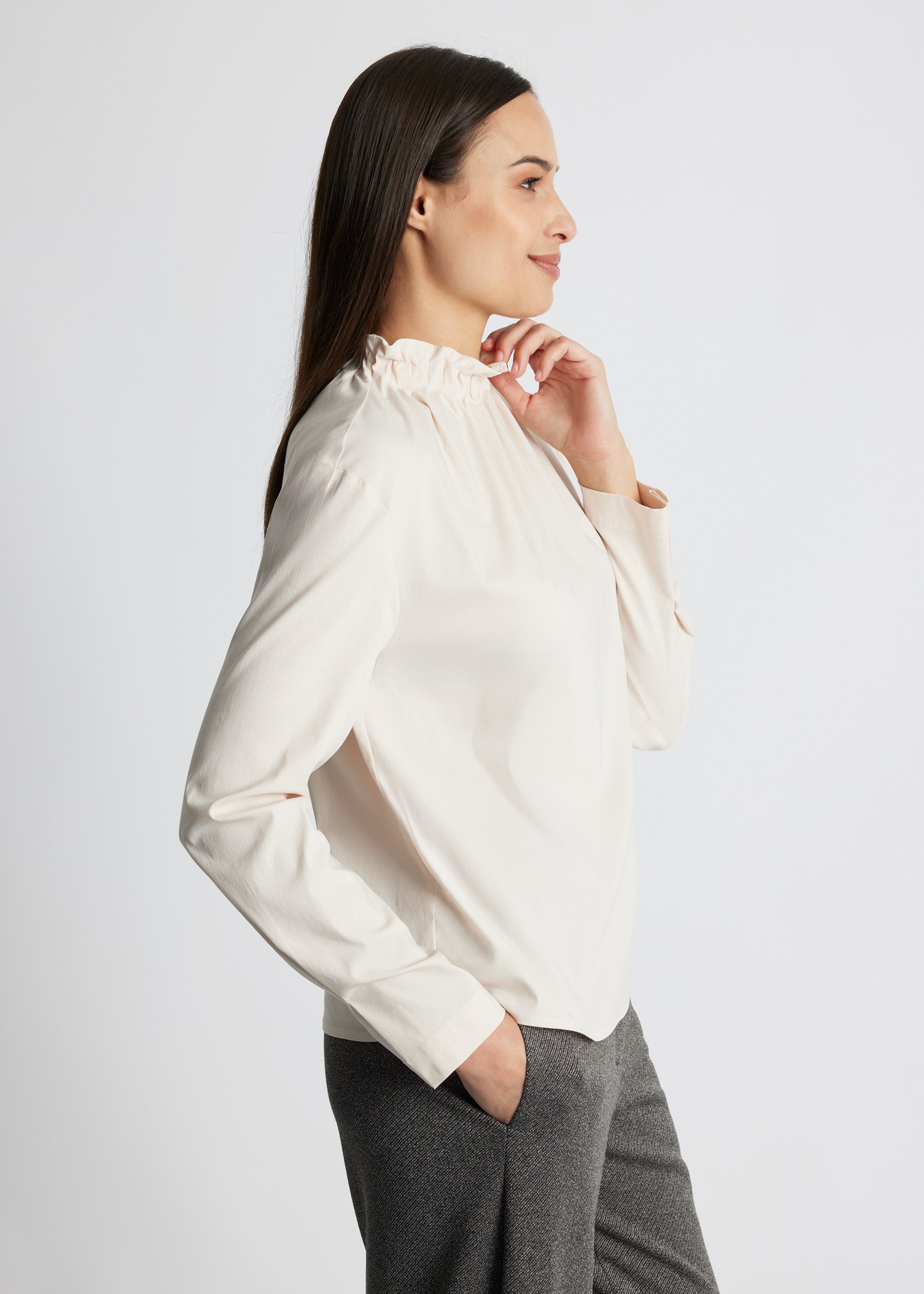 Gerade Bluse BLYNA gerafftem, hohen Kragen und langen Ärmeln in Beige