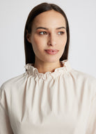 Gerade Bluse BLYNA gerafftem, hohen Kragen und langen Ärmeln in Beige