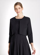 Bolero MYAGO mit kleinem Stehkragen, 3/4-Ärmeln und ohne Verschluss in Schwarz