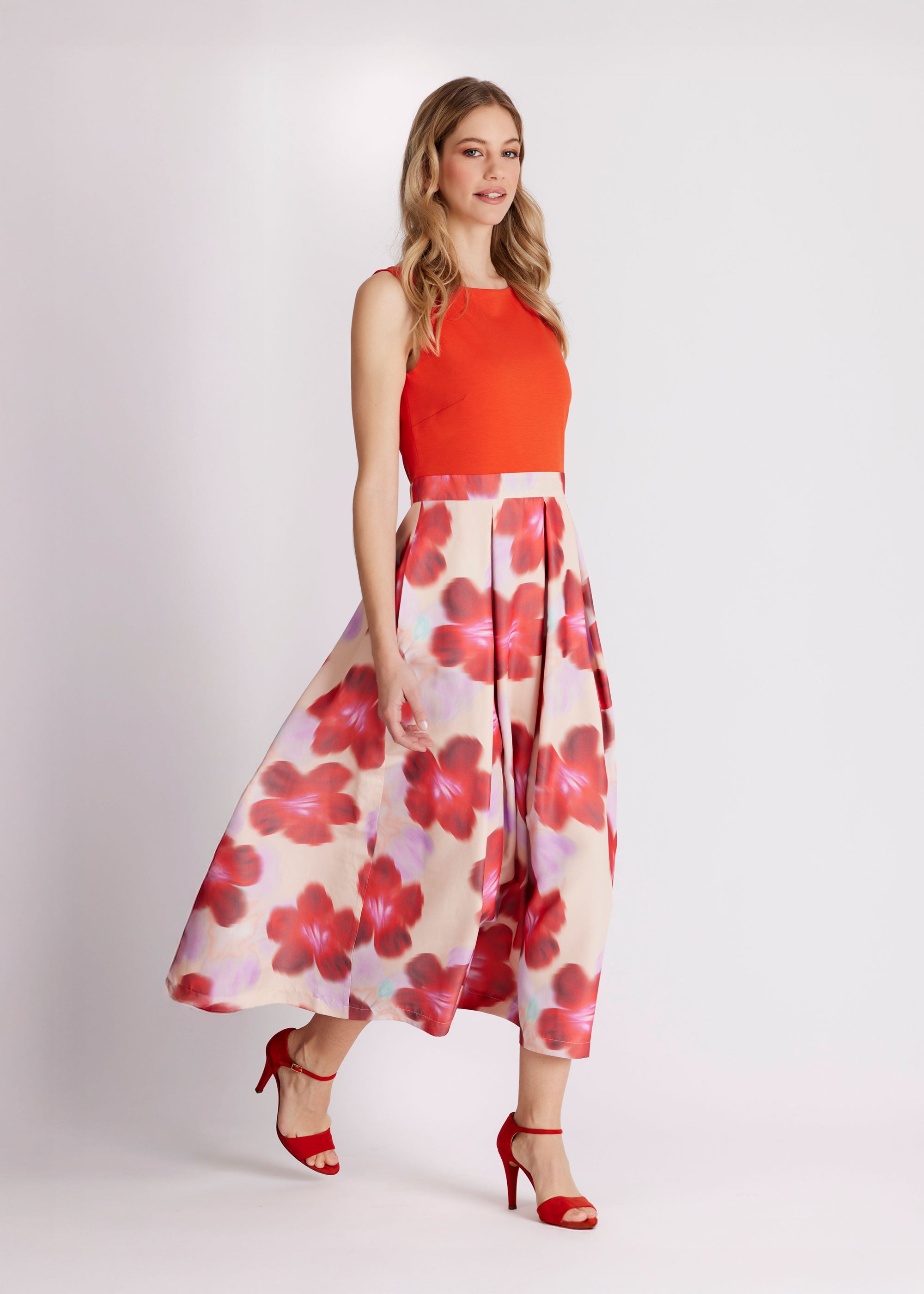 Ärmelloses, tailliertes Kleid SUDIBARA mit Rundhalsausschnitt, seitlichen Taschen und großem Blumenmuster in Rot