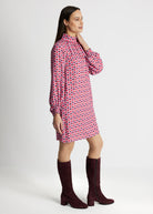 Kurzes Kleid VYBYLIA in A-Linien-Passform mit Stehkragen, Reißverschluss hinten, langen Ärmeln und Muster in Pink