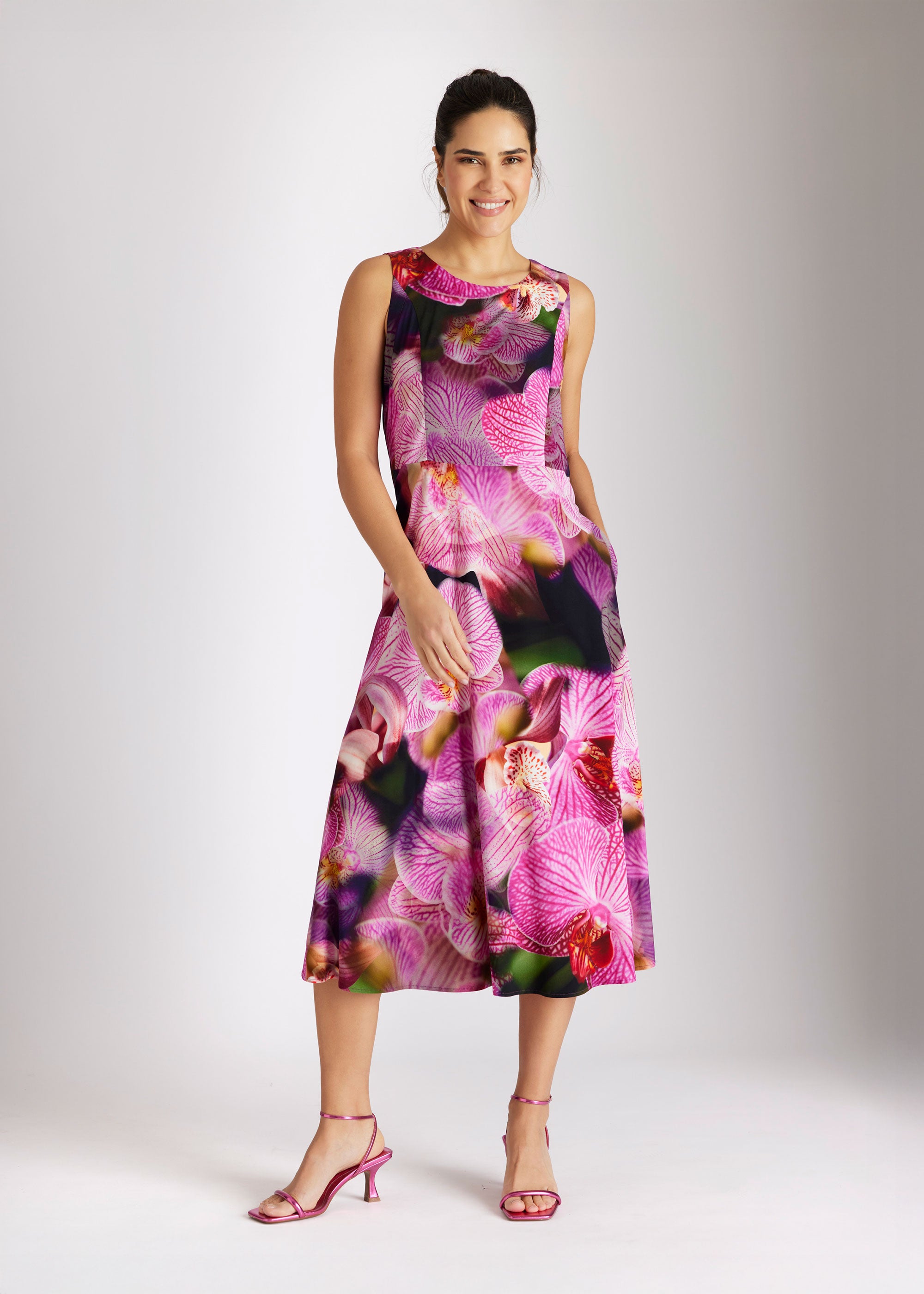 Ärmelloses Midi-Kleid VOLCANA mit taillierter Form, seitlichen Eingrifftaschen und Blütenmuster in Pink