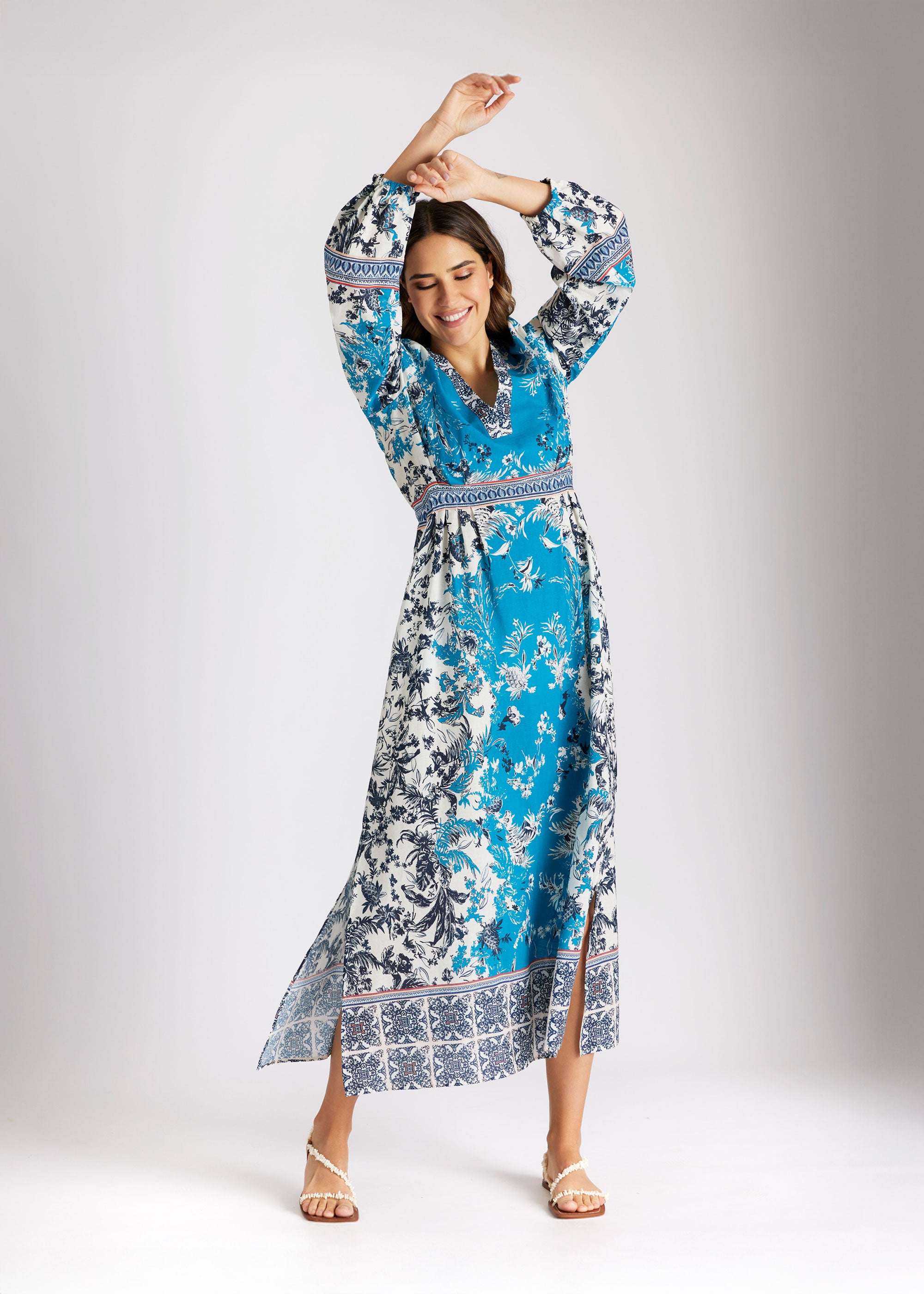 Langes Kleid YIJE mit V-Ausschnitt, langen Ärmeln mit elastischen Bündchen, seitlichen Schlitzen und Muster in Blau