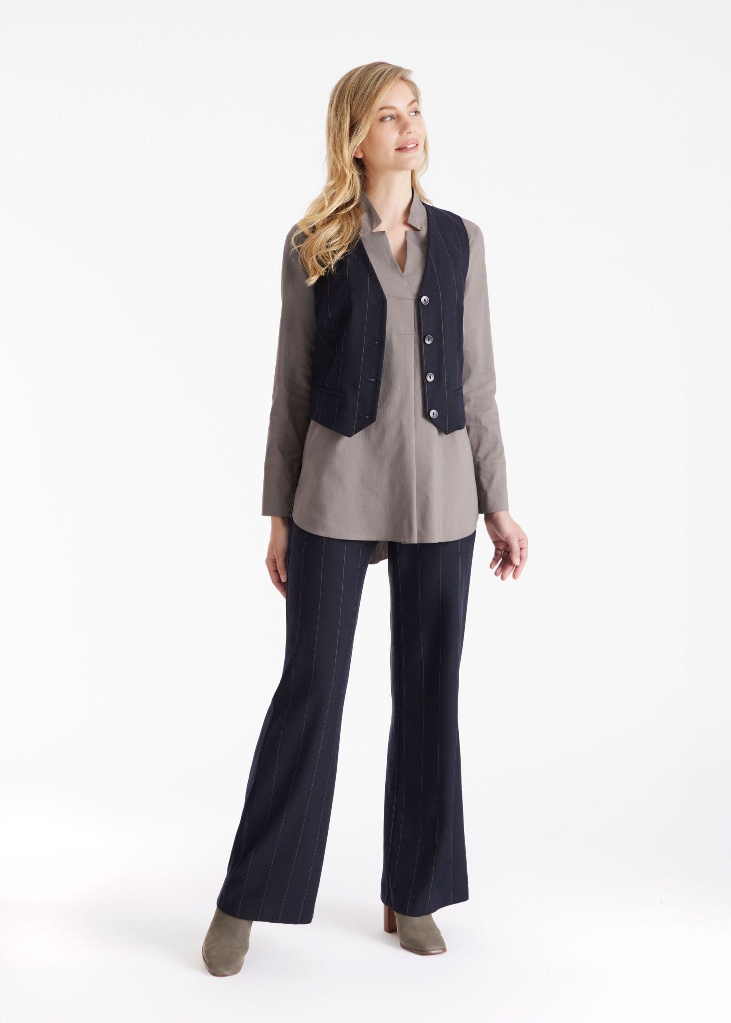 Anzugweste TESCAWE mit V-Ausschnitt, Knöpfen und Nadelstreifen in Dunkelblau