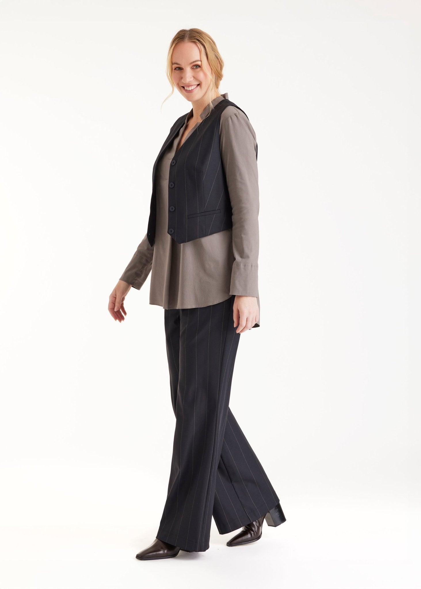 Anzugweste TESCAWE mit V-Ausschnitt, Knöpfen und Nadelstreifen in Dunkelblau