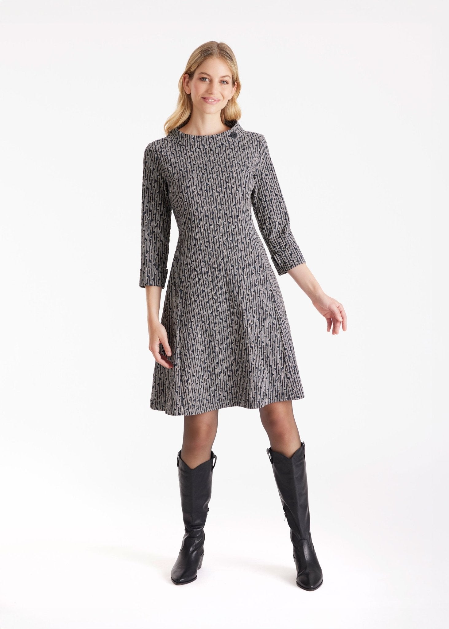 Knielanges, ausgestelltes Kleid EMOLIA mit Stehkragen, verkürzten Armen und geometrischem Muster in Grau