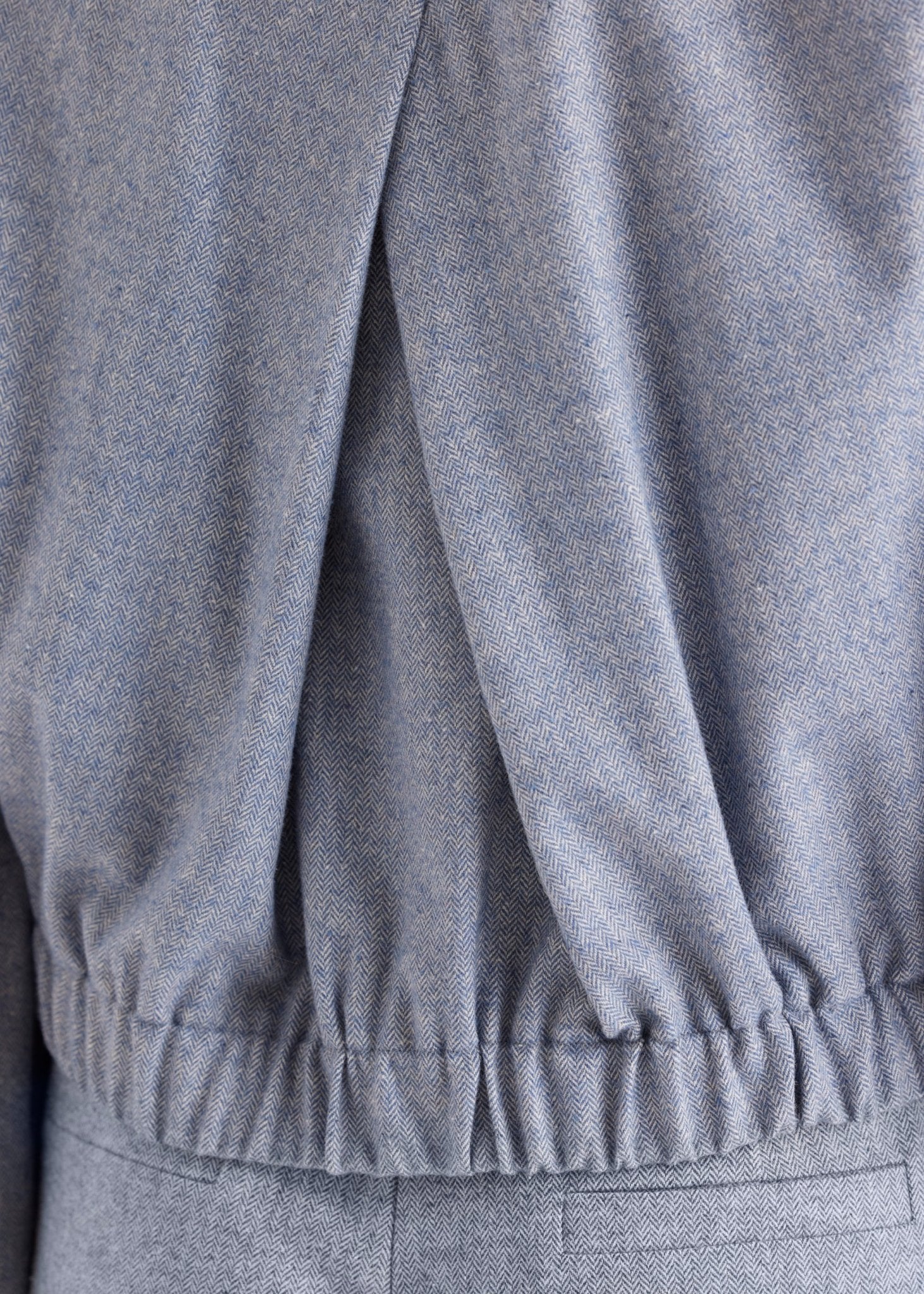 Blouson-Jacke YIJIRI mit Kragen, Knopfleiste und schrägen Taschen in Blau