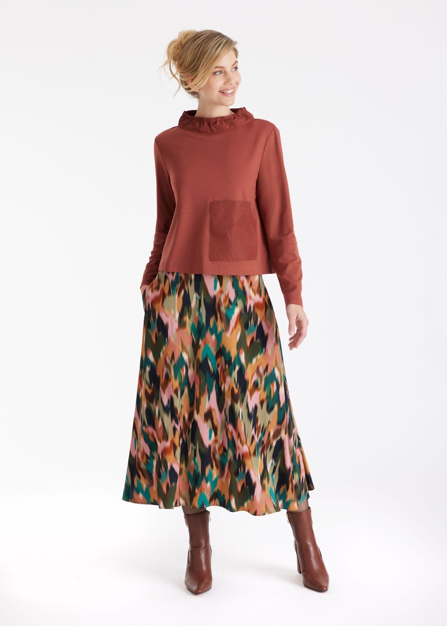 Langarm Bluse GYGATO mit Stehkragen und vorne seitlich aufgesetzter, großer Tasche in Braun