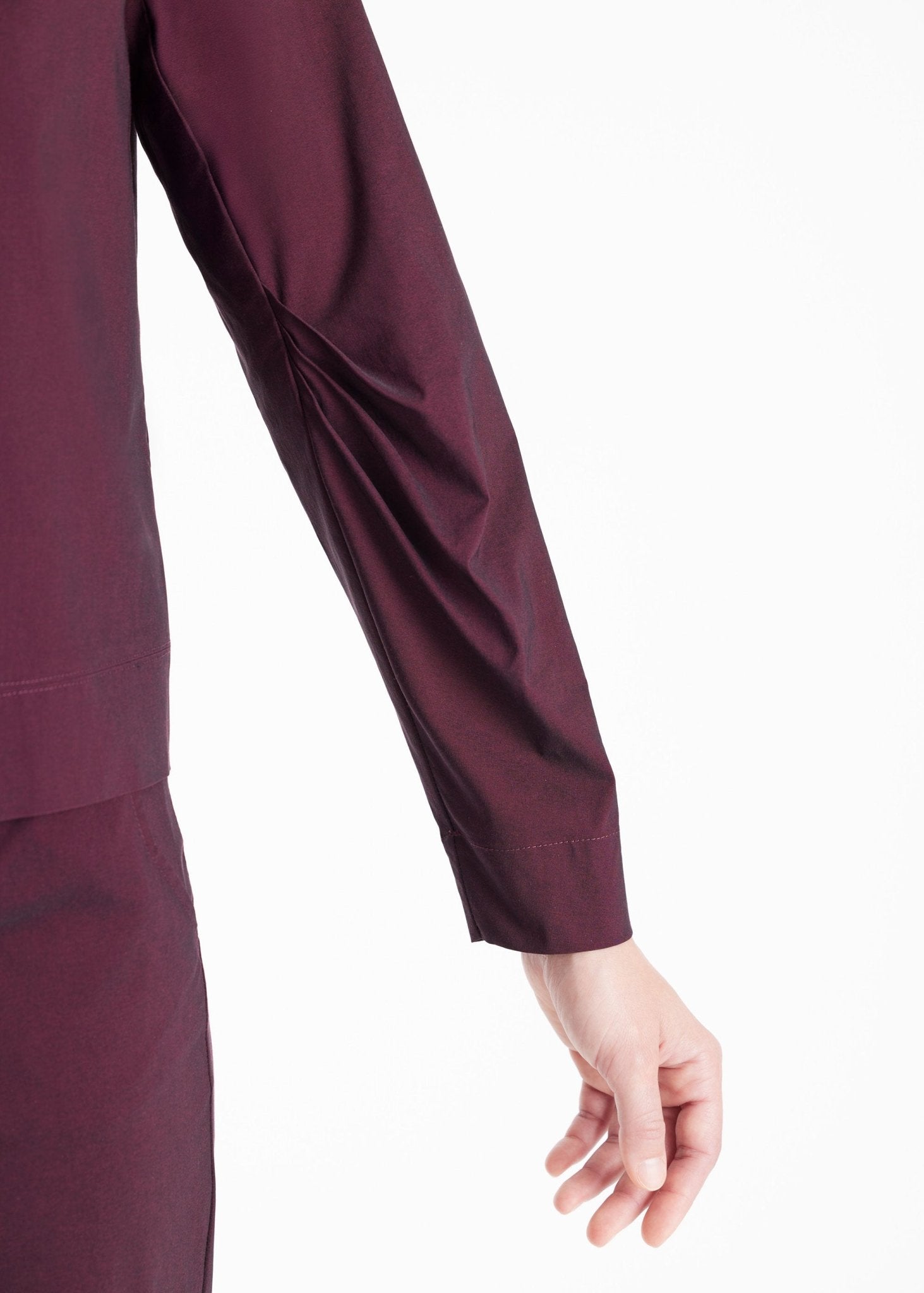 Bluse JIBRYX mit kleinem Stehkragen, V-Ausschnitt und langen Armen in Dunkelrot