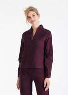 Bluse JIBRYX mit kleinem Stehkragen, V-Ausschnitt und langen Armen in Dunkelrot