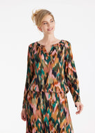 Bluse NABLOY mit Rundhals, kleinem V-Ausschnitt, langen Armen und mehrfarbigem Blumenmuster