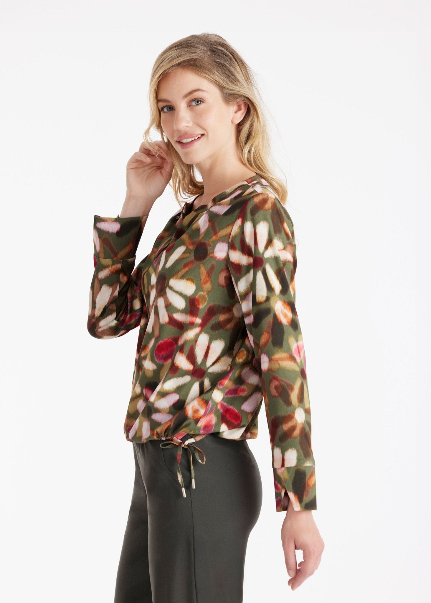 Bluse NABLOY mit Rundhals, kleinem V-Ausschnitt, langen Armen und mehrfarbigem Blumenmuster