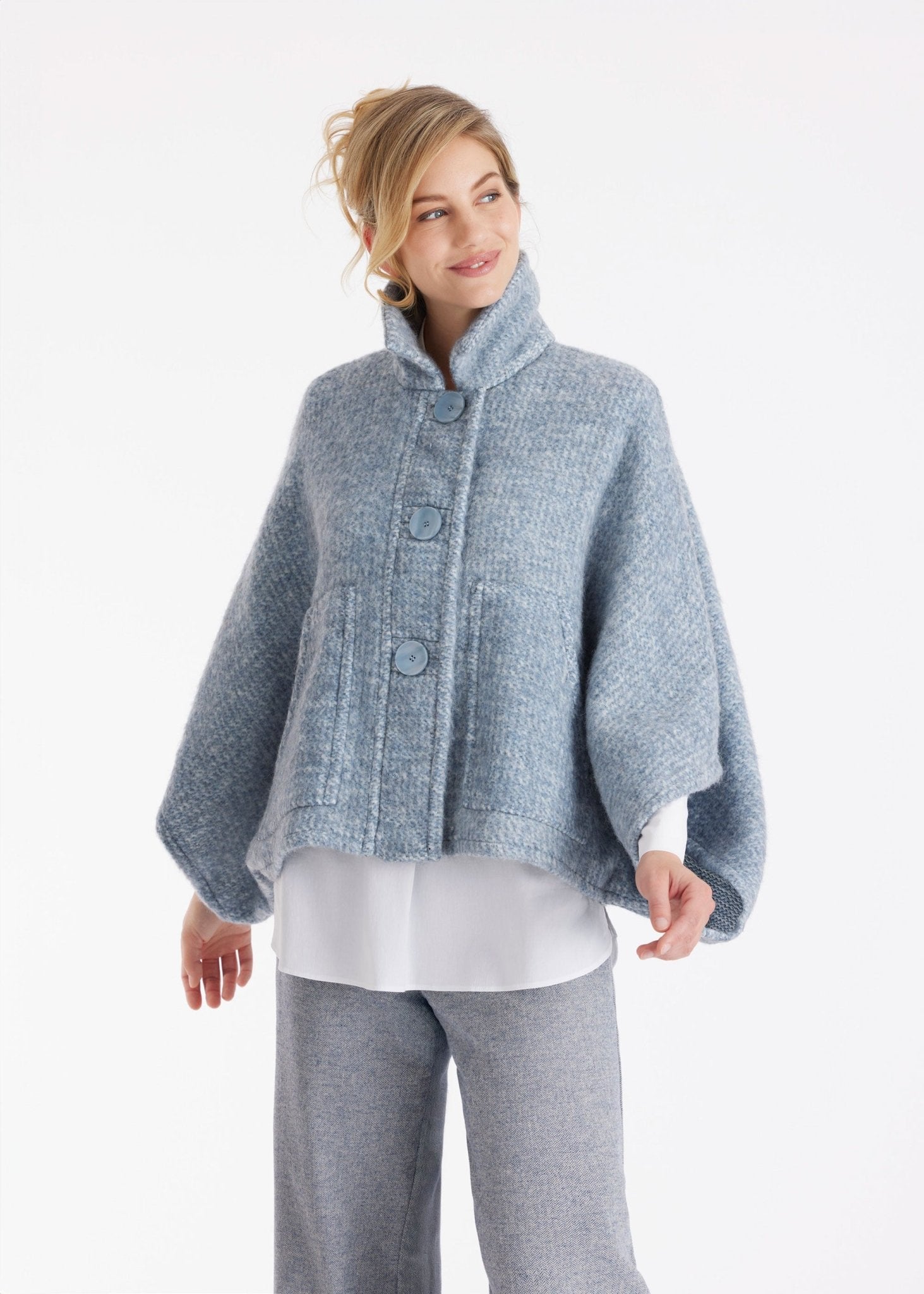 Weites Cape YAMYKA mit Kragen, Knopfleiste und großen Taschen aus grobem Stoff in Hellblau