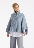 Weites Cape YAMYKA mit Kragen, Knopfleiste und großen Taschen aus grobem Stoff in Hellblau