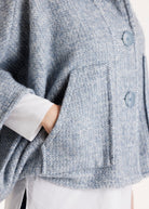 Weites Cape YAMYKA mit Kragen, Knopfleiste und großen Taschen aus grobem Stoff in Hellblau