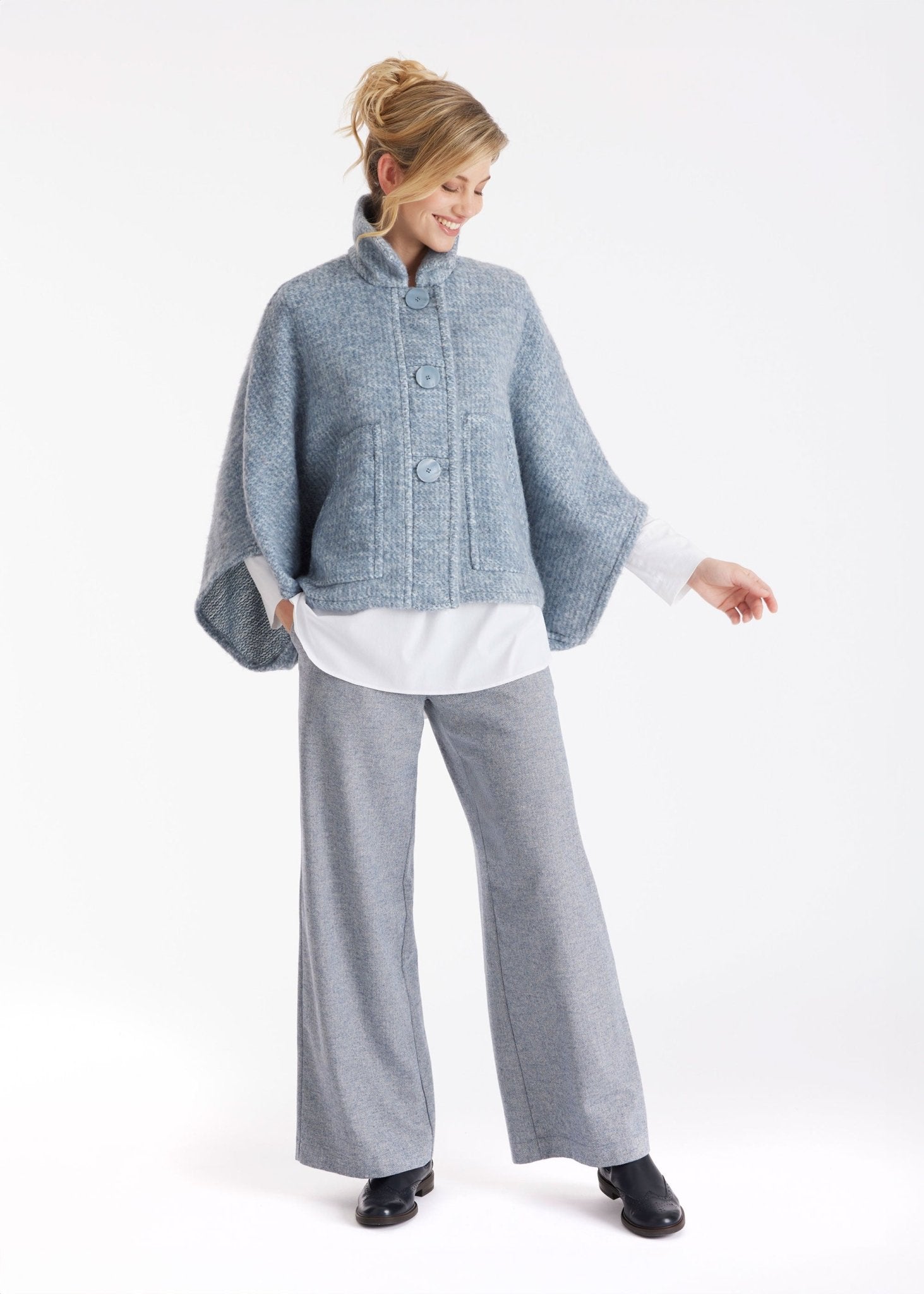 Weites Cape YAMYKA mit Kragen, Knopfleiste und großen Taschen aus grobem Stoff in Hellblau